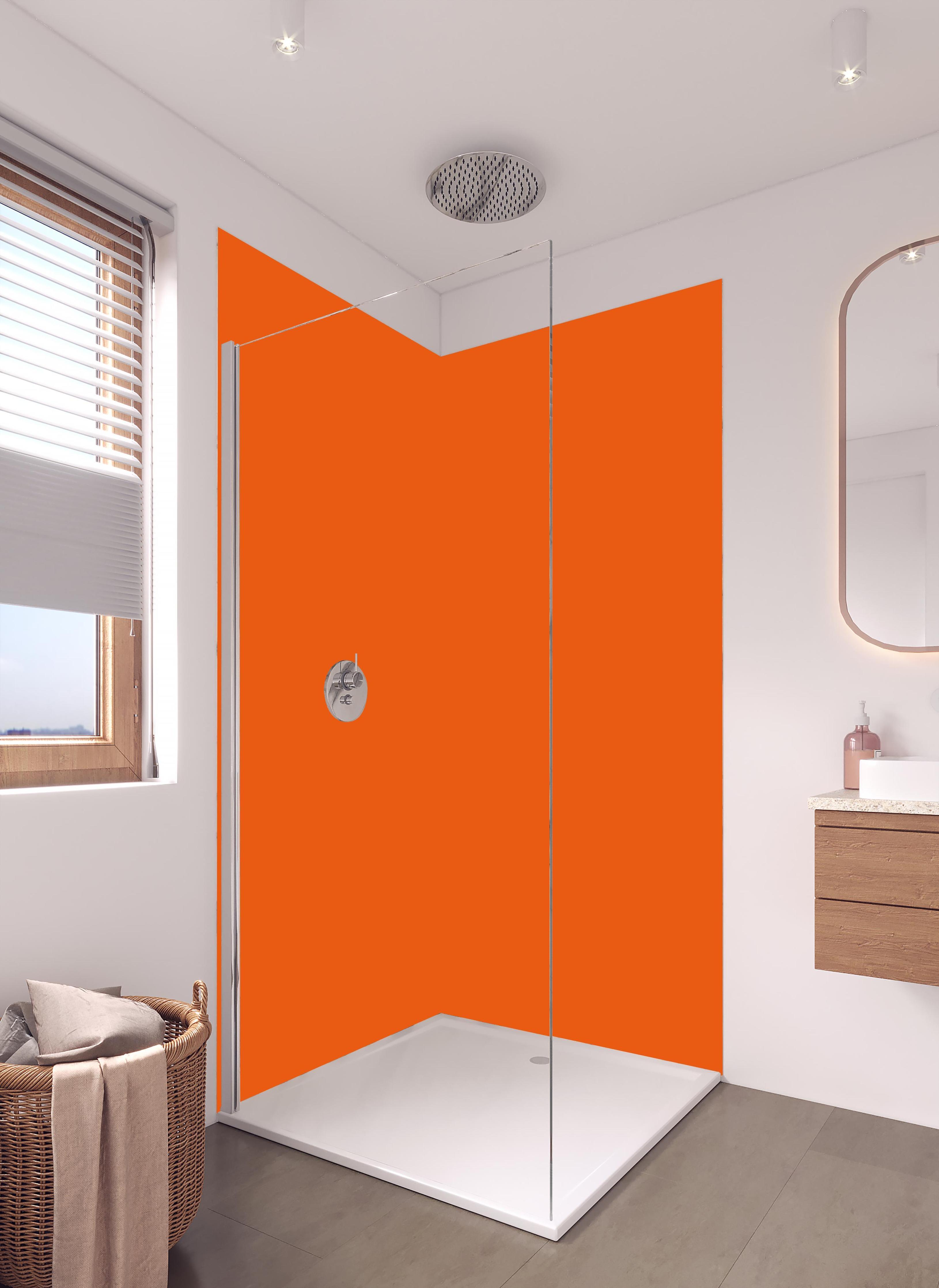 Duschrückwand - RAL 2004 (Reines Orange) in hellem Badezimmer mit Regenduschkopf - zweiteilige Eck-Duschrückwand