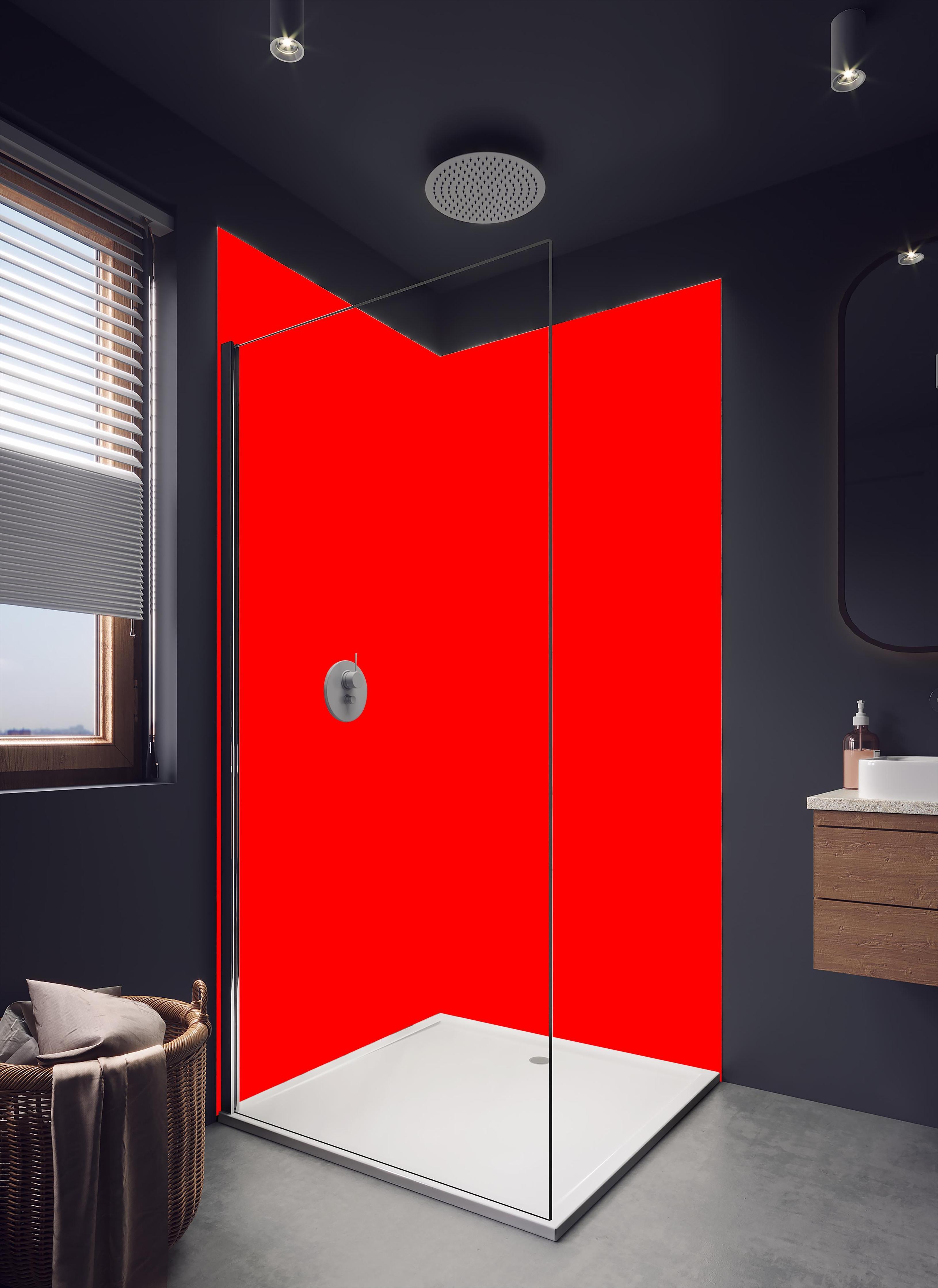 Duschrückwand - RAL 3026 (leuchtendes Hellrot) in hellem Badezimmer mit Regenduschkopf - einteilige Duschrückwand