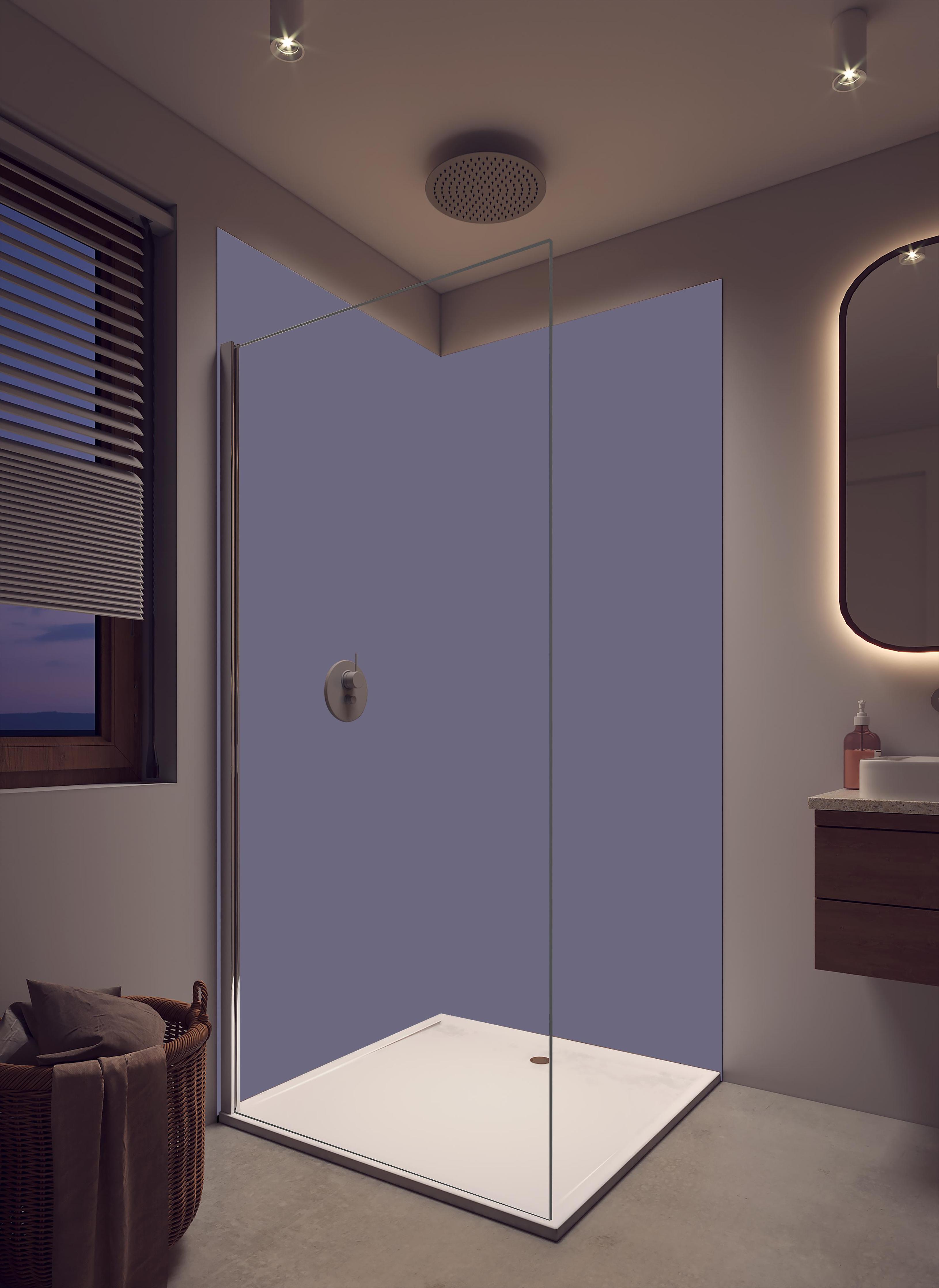 Duschrückwand - RAL 4012 (Perlbrombeere) in luxuriöser Dusche mit Regenduschkopf