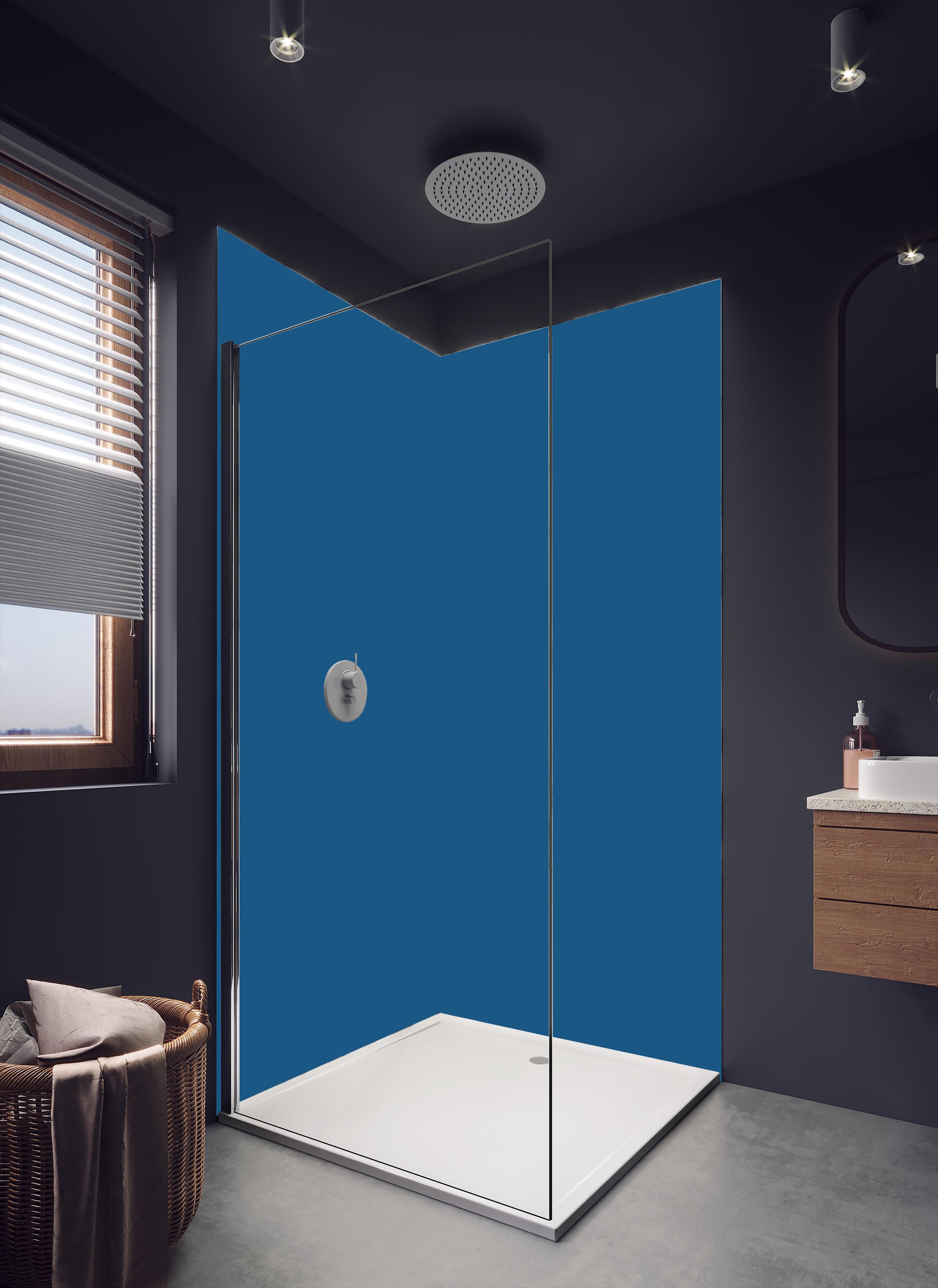 Duschrückwand - RAL 5019 (Capri-Blau) in hellem Badezimmer mit Regenduschkopf - einteilige Duschrückwand
