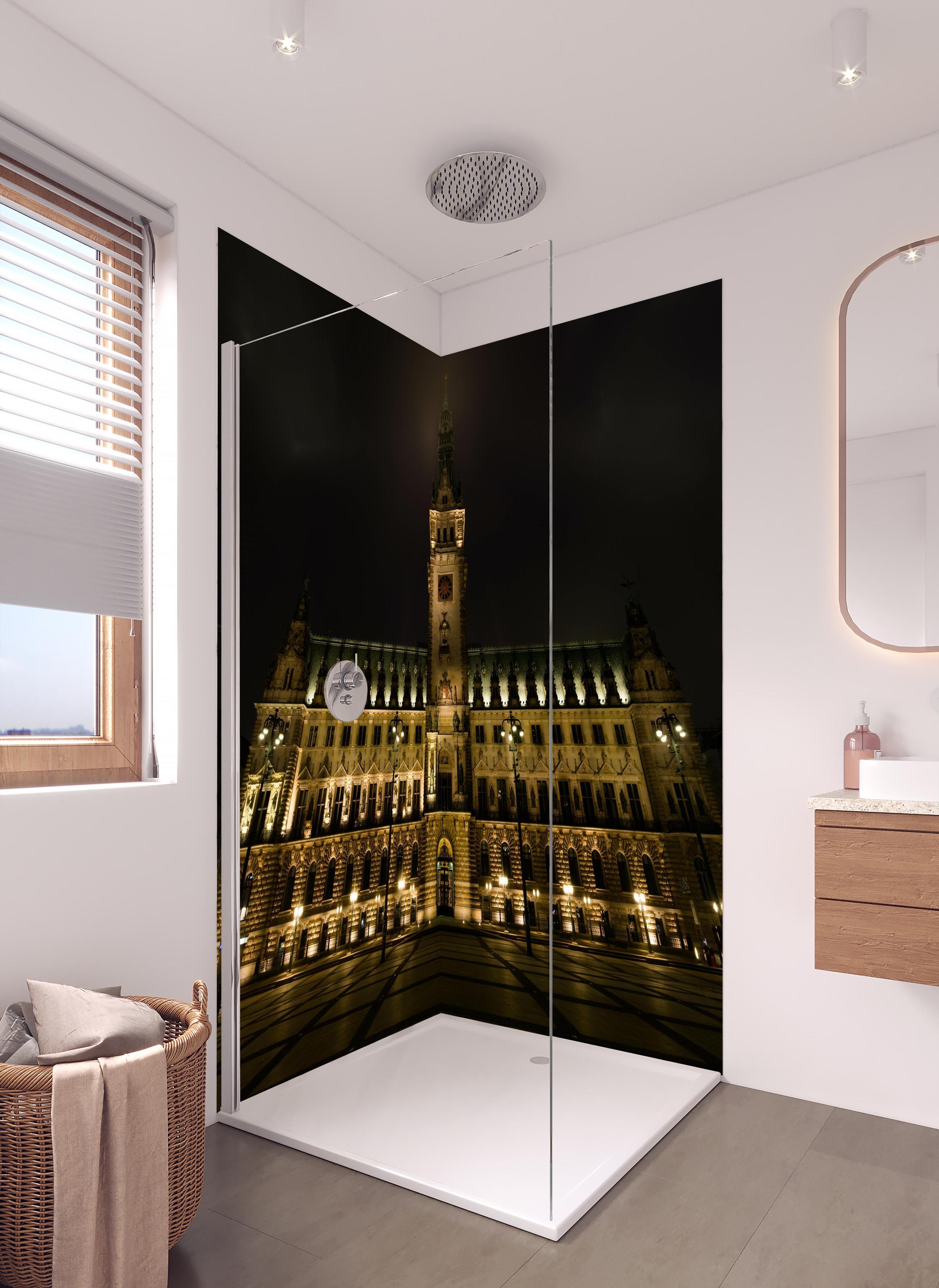 Duschrückwand - Rathaus Hamburg bei Nacht in hellem Badezimmer mit Regenduschkopf - zweiteilige Eck-Duschrückwand