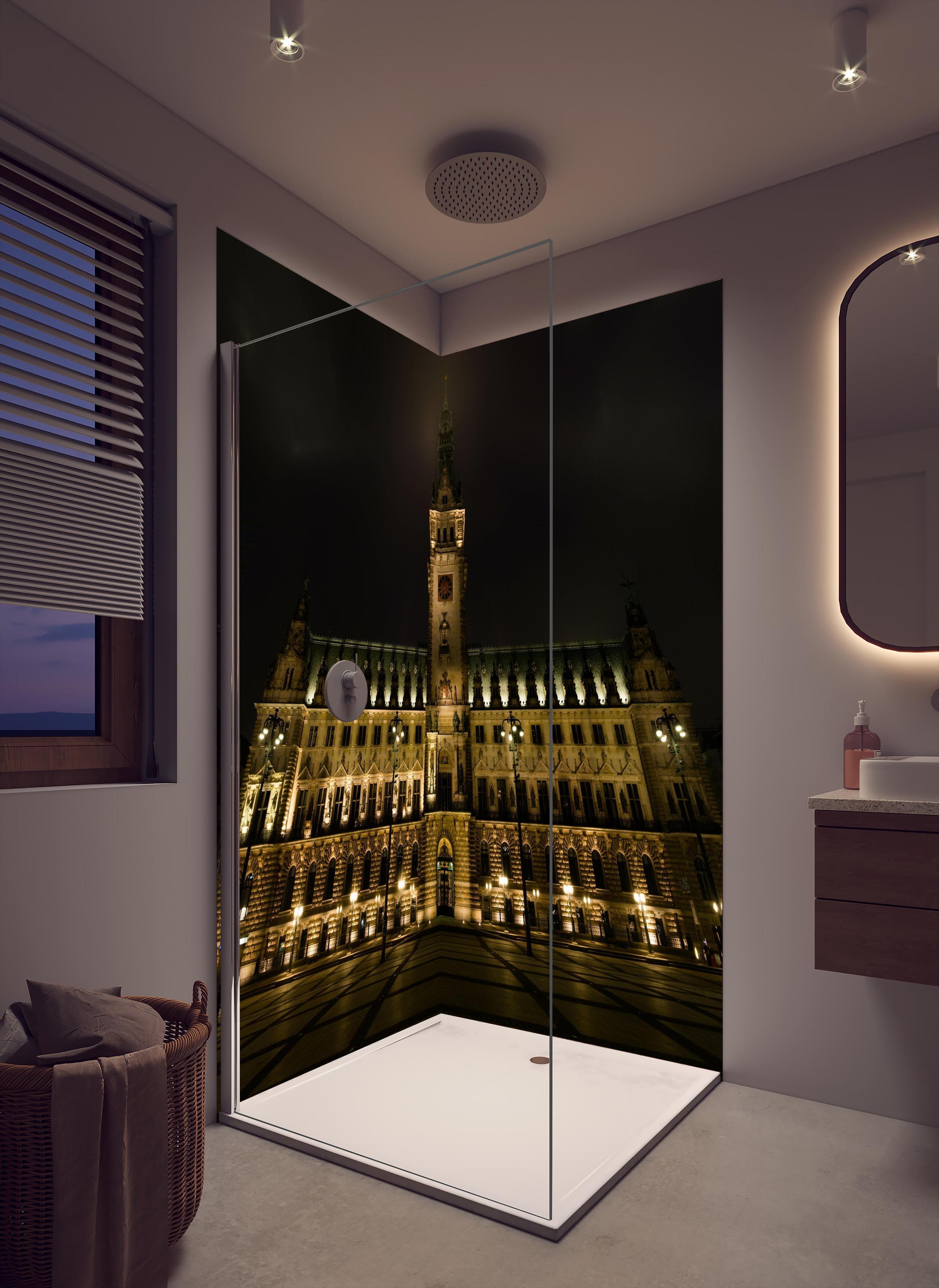 Duschrückwand - Rathaus Hamburg bei Nacht in cremefarbenem Badezimmer mit Regenduschkopf