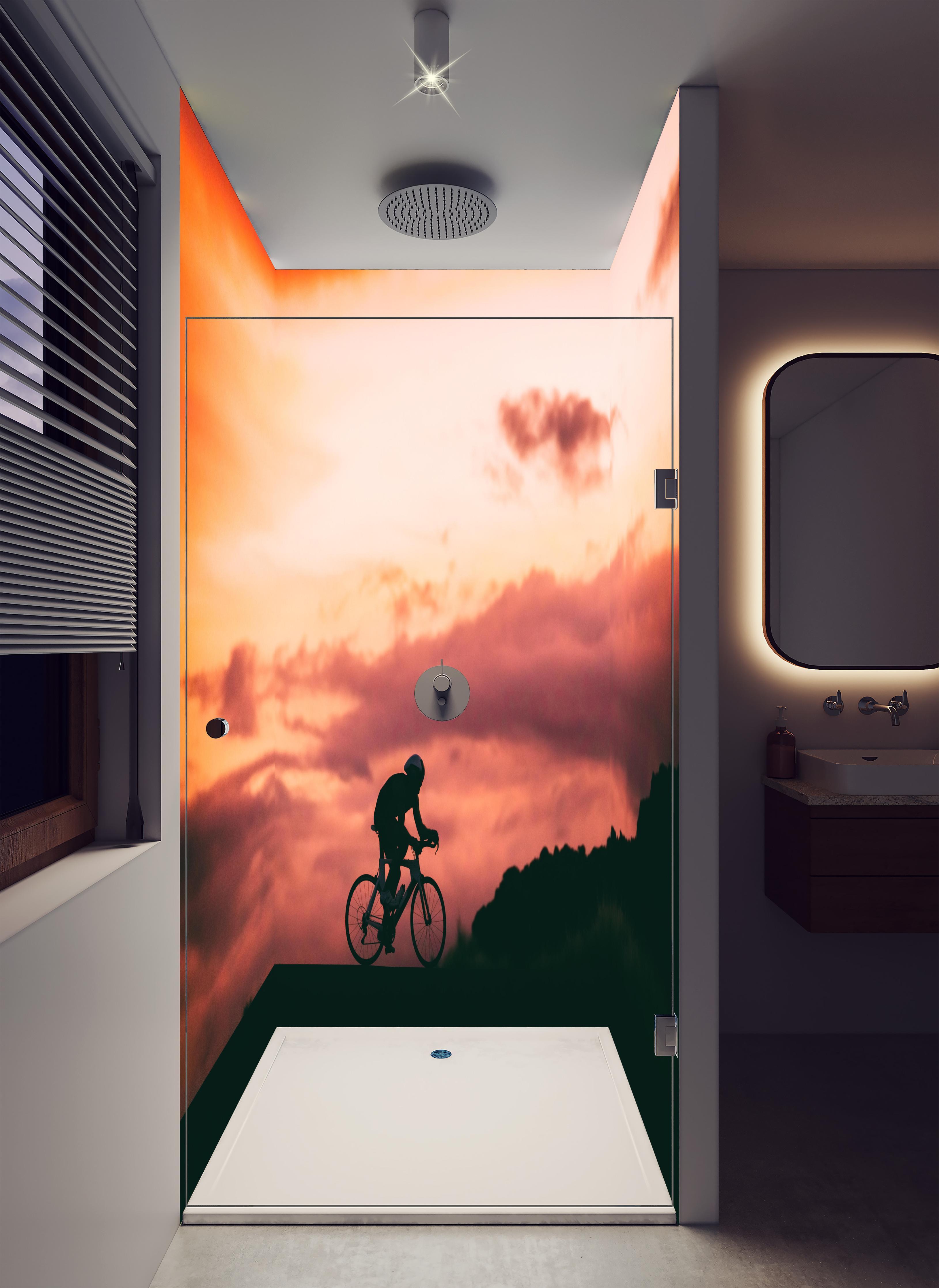 Duschrückwand - Rennradfahrer in luxuriöser Dusche mit Regenduschkopf