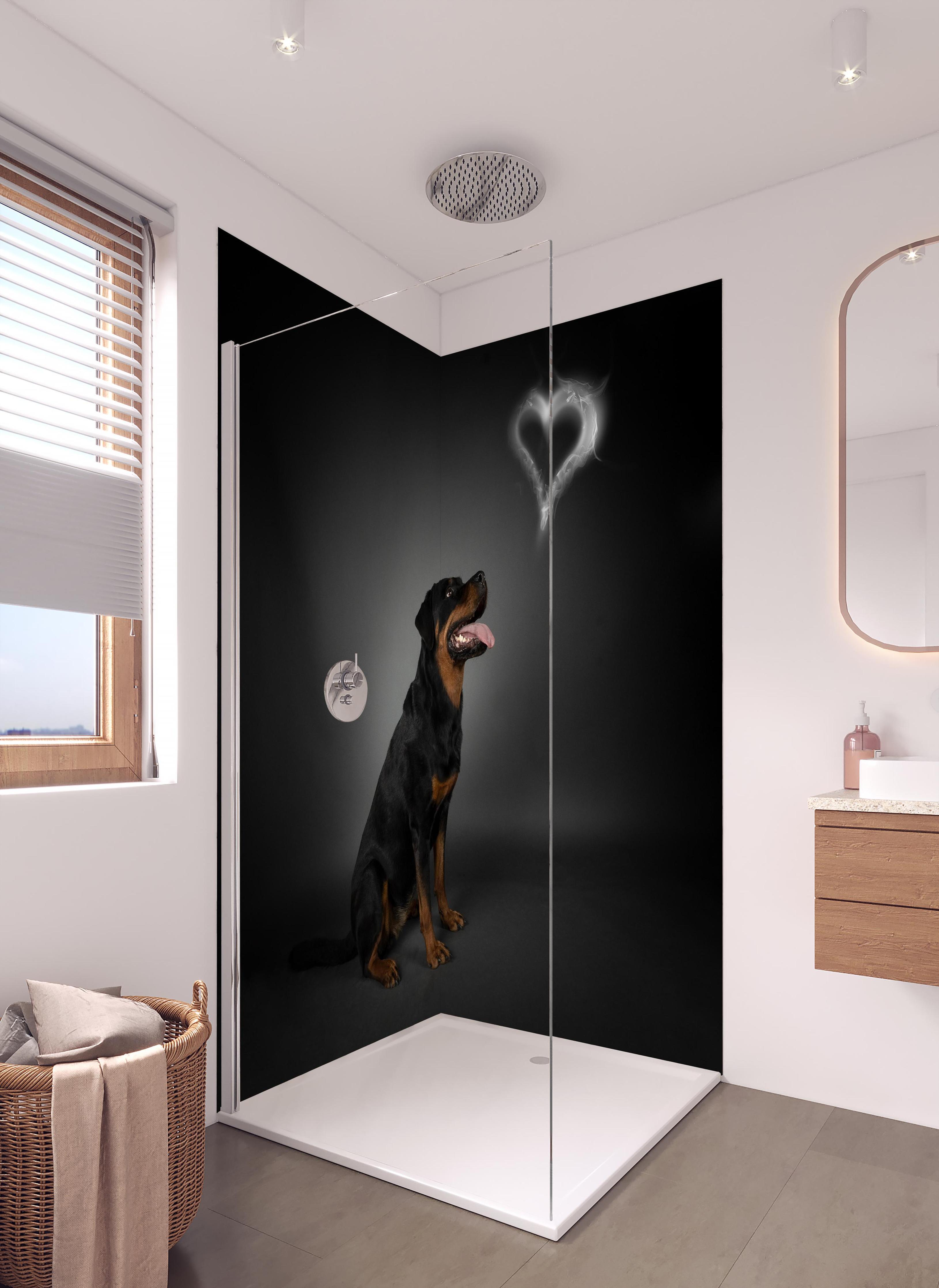 Duschrückwand - Rottweiler sitzend mit Blick auf Herz in hellem Badezimmer mit Regenduschkopf - zweiteilige Eck-Duschrückwand