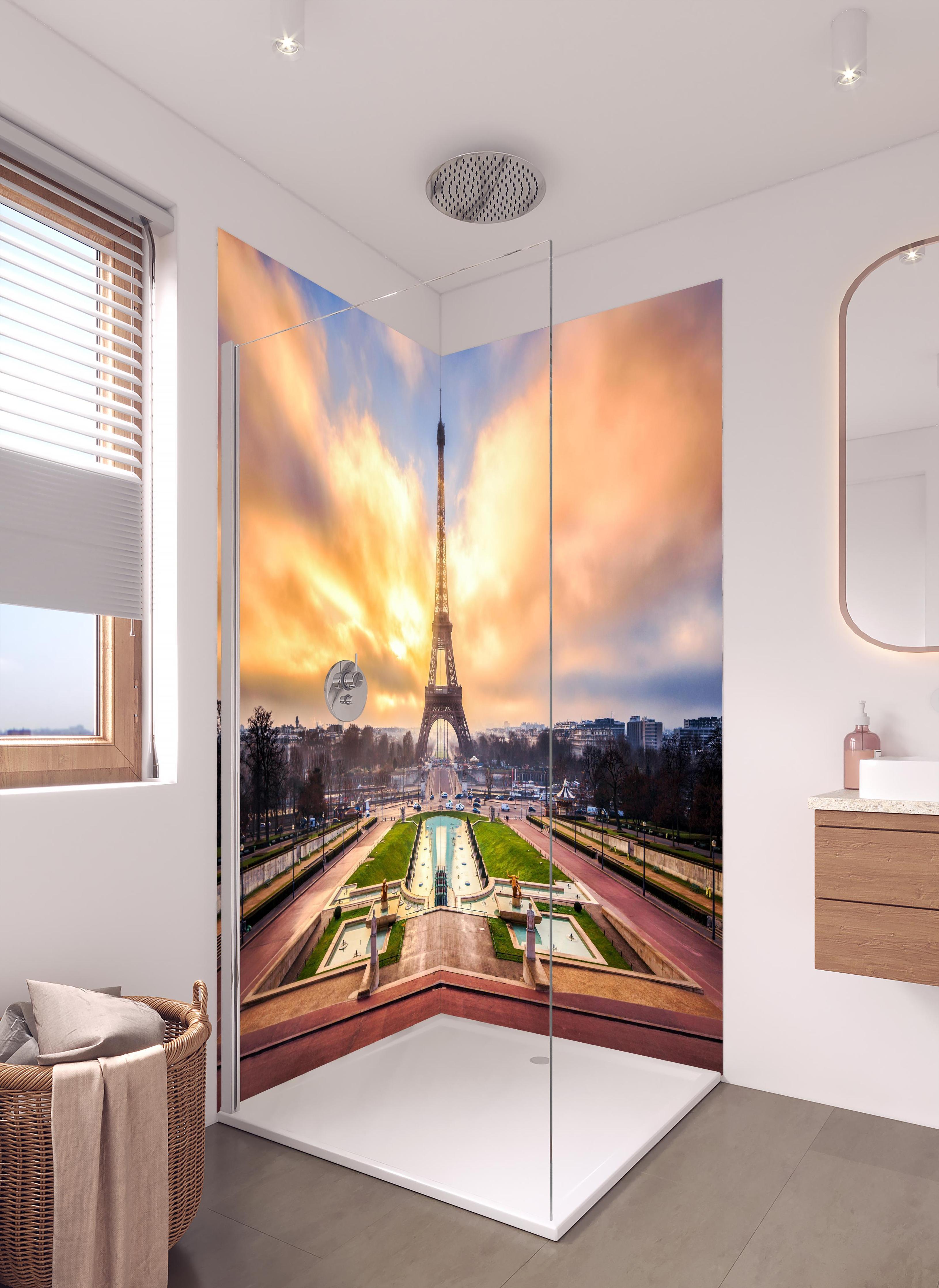 Duschrückwand - Ruhiger Eiffelturm bei Tag in hellem Badezimmer mit Regenduschkopf - zweiteilige Eck-Duschrückwand