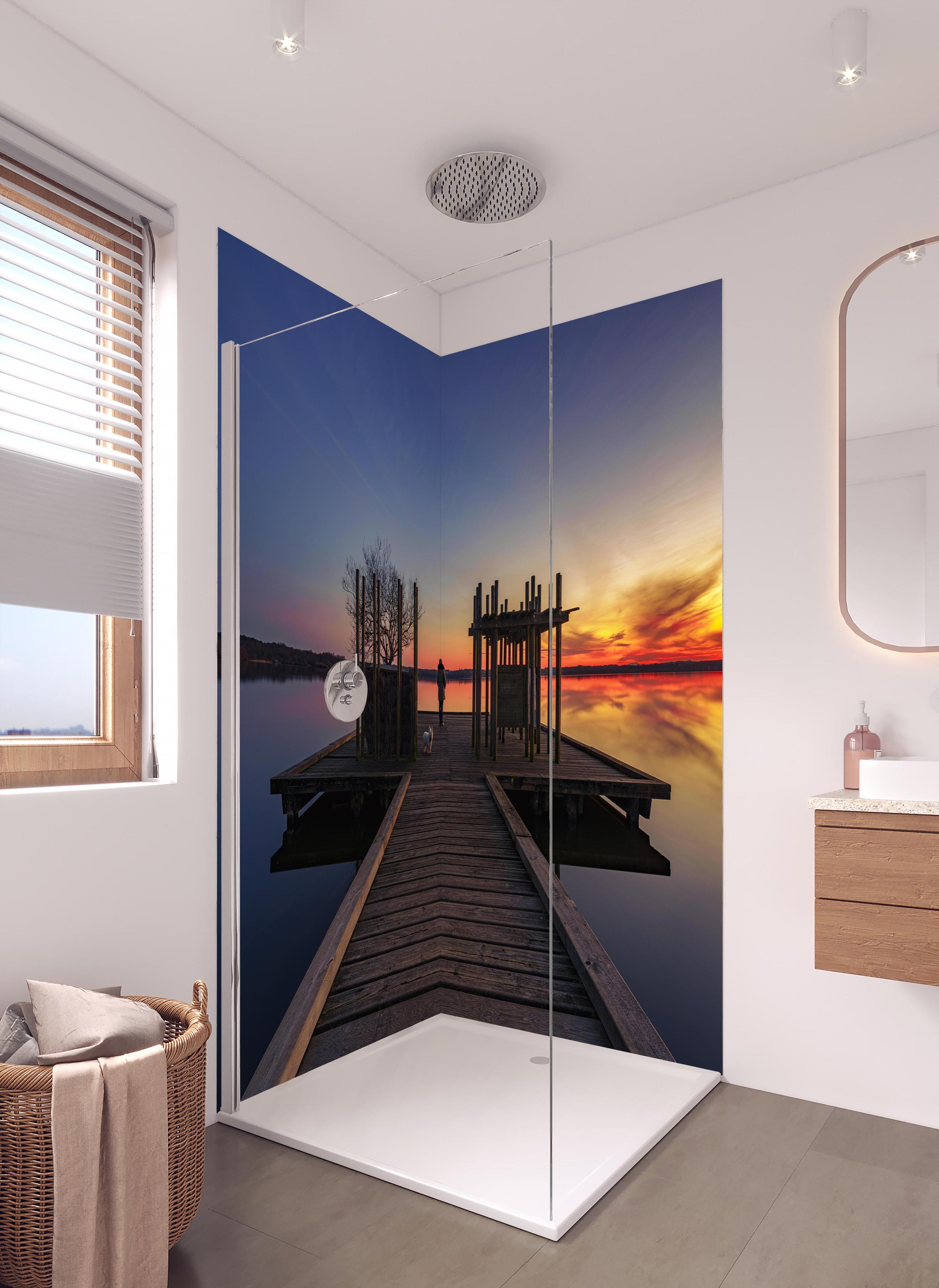 Duschrückwand - Ruhiger See bei Sonnenuntergang in hellem Badezimmer mit Regenduschkopf - zweiteilige Eck-Duschrückwand