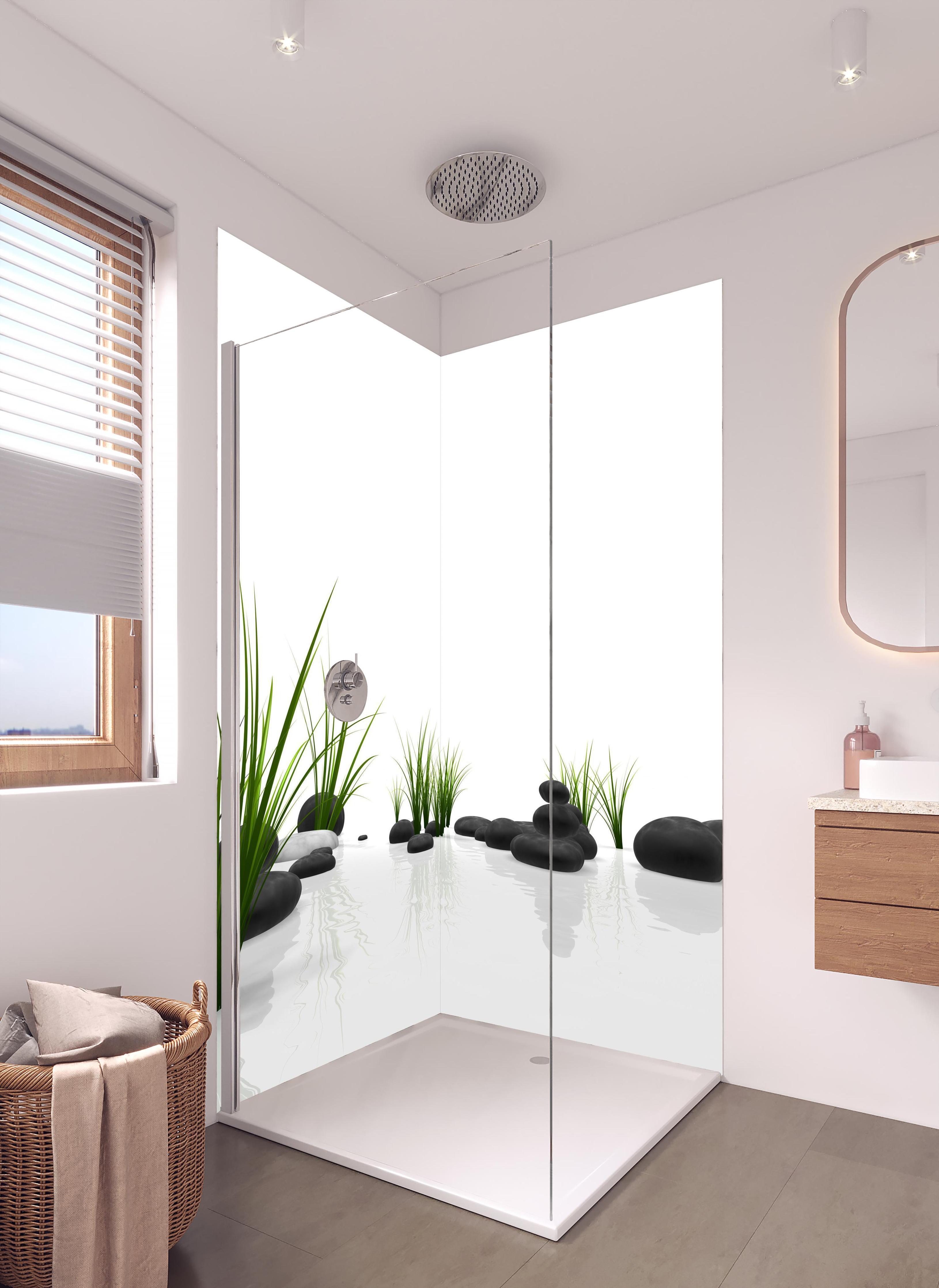 Duschrückwand - Ruhiges Steine Gefilde mit Gras und Wasser in hellem Badezimmer mit Regenduschkopf - zweiteilige Eck-Duschrückwand