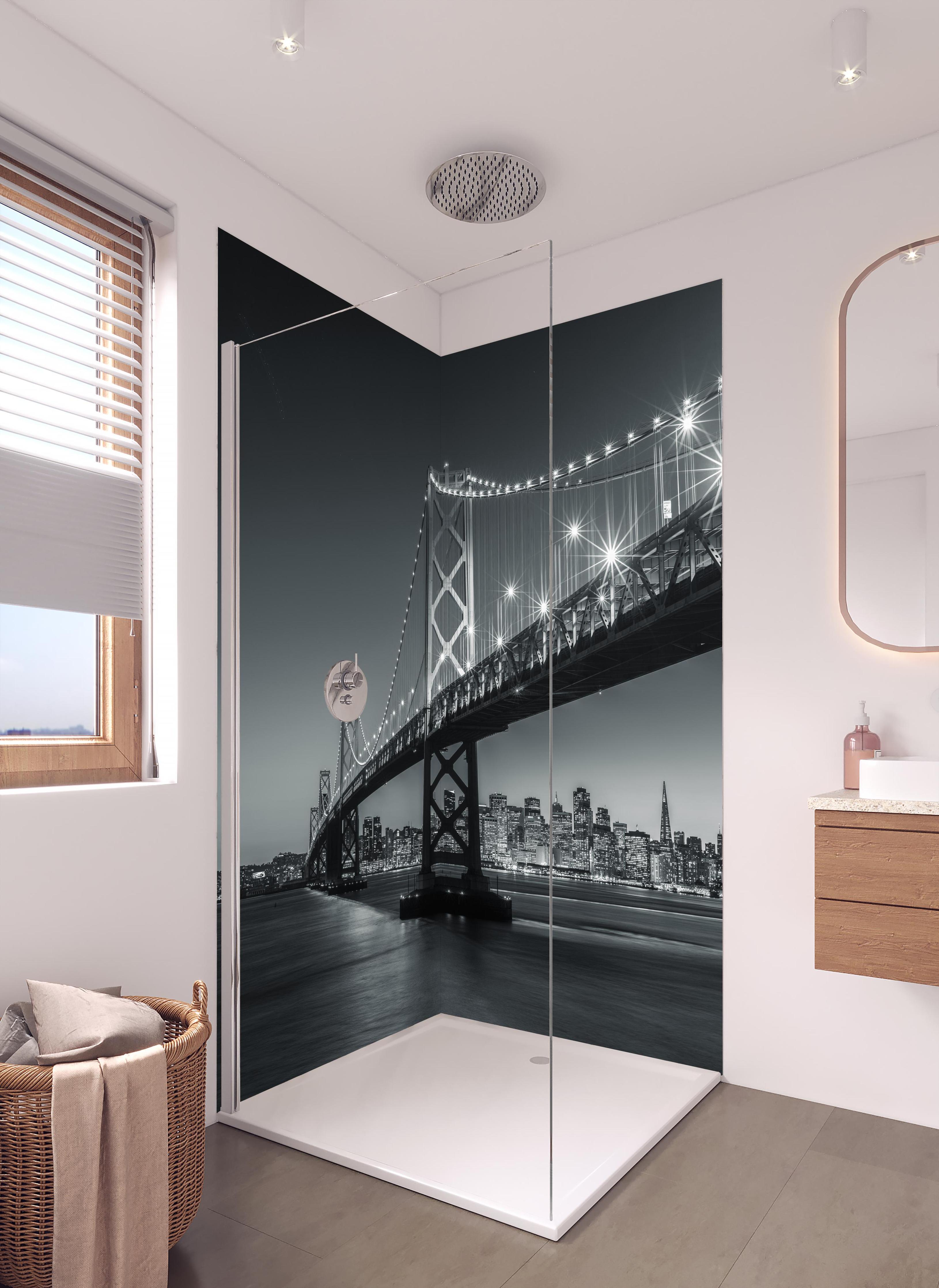 Duschrückwand - San Francisco Bay Bridge in Schwarz und Weiß in hellem Badezimmer mit Regenduschkopf - zweiteilige Eck-Duschrückwand