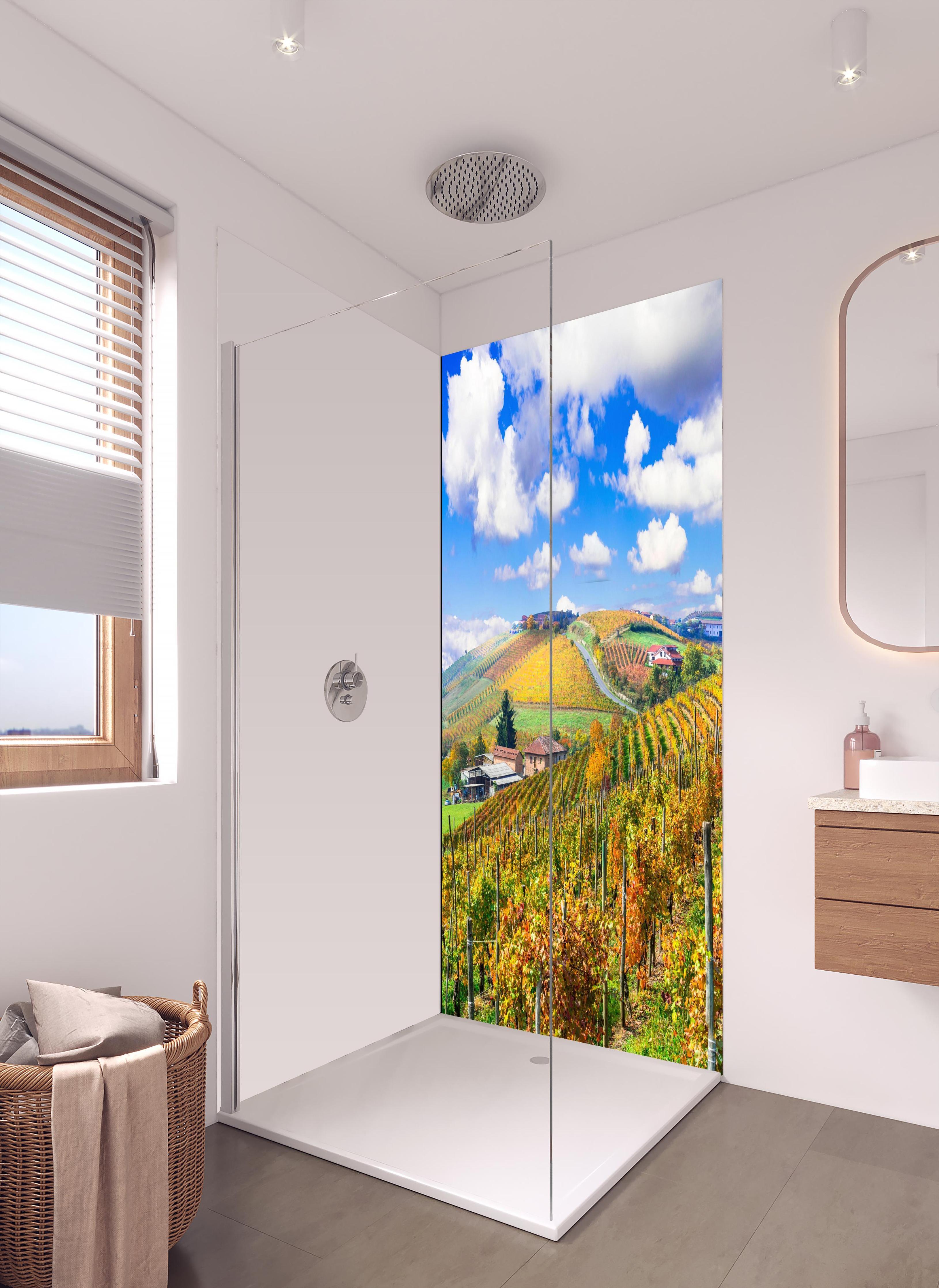 Duschrückwand - Schöne Herbstlandschaft mit Weinbergen - Toskana in hellem Badezimmer mit Regenduschkopf - einteilige Duschrückwand