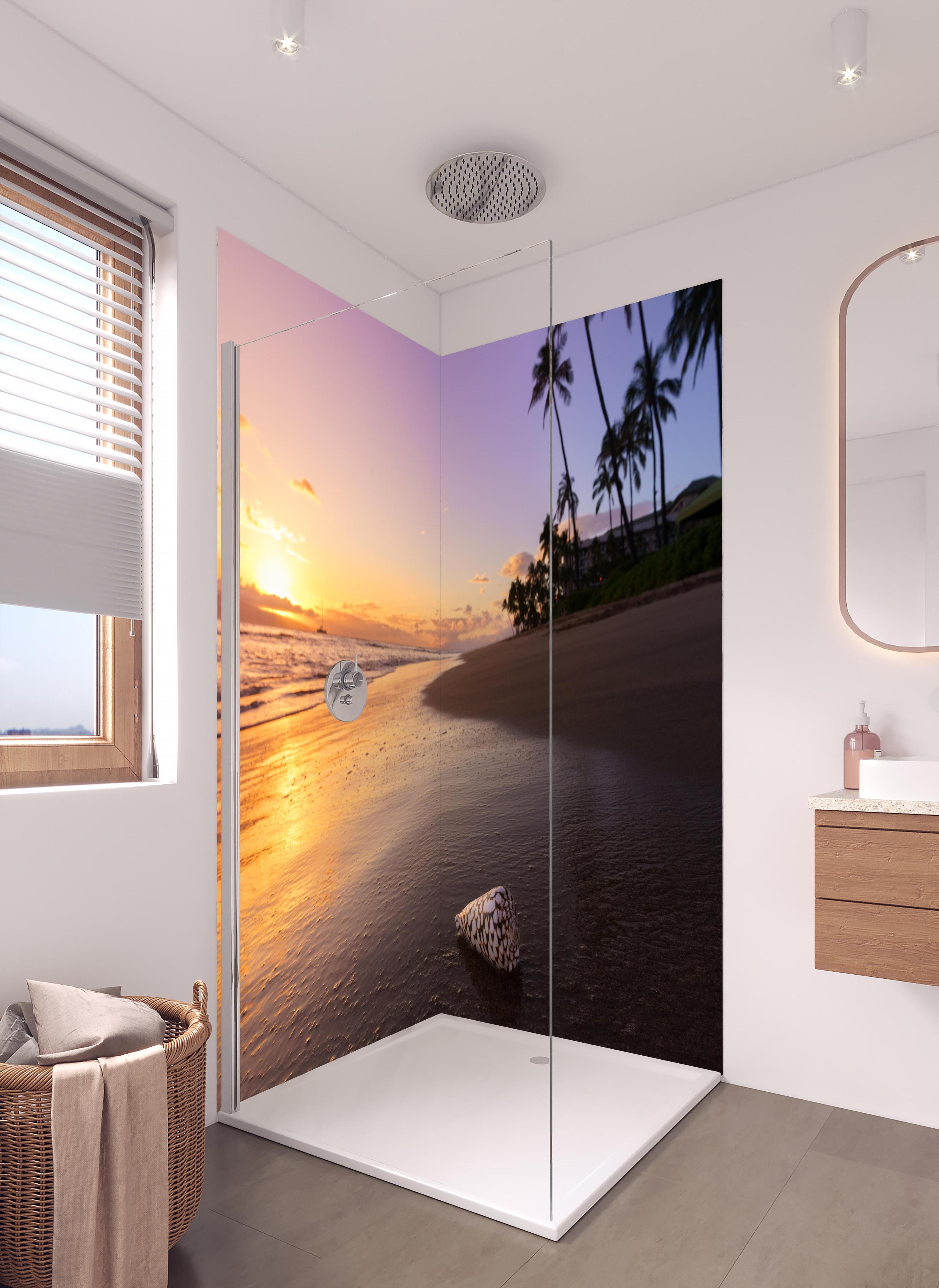 Duschrückwand - Schöner Sonnenuntergang am Strand von Hawaii in hellem Badezimmer mit Regenduschkopf - zweiteilige Eck-Duschrückwand