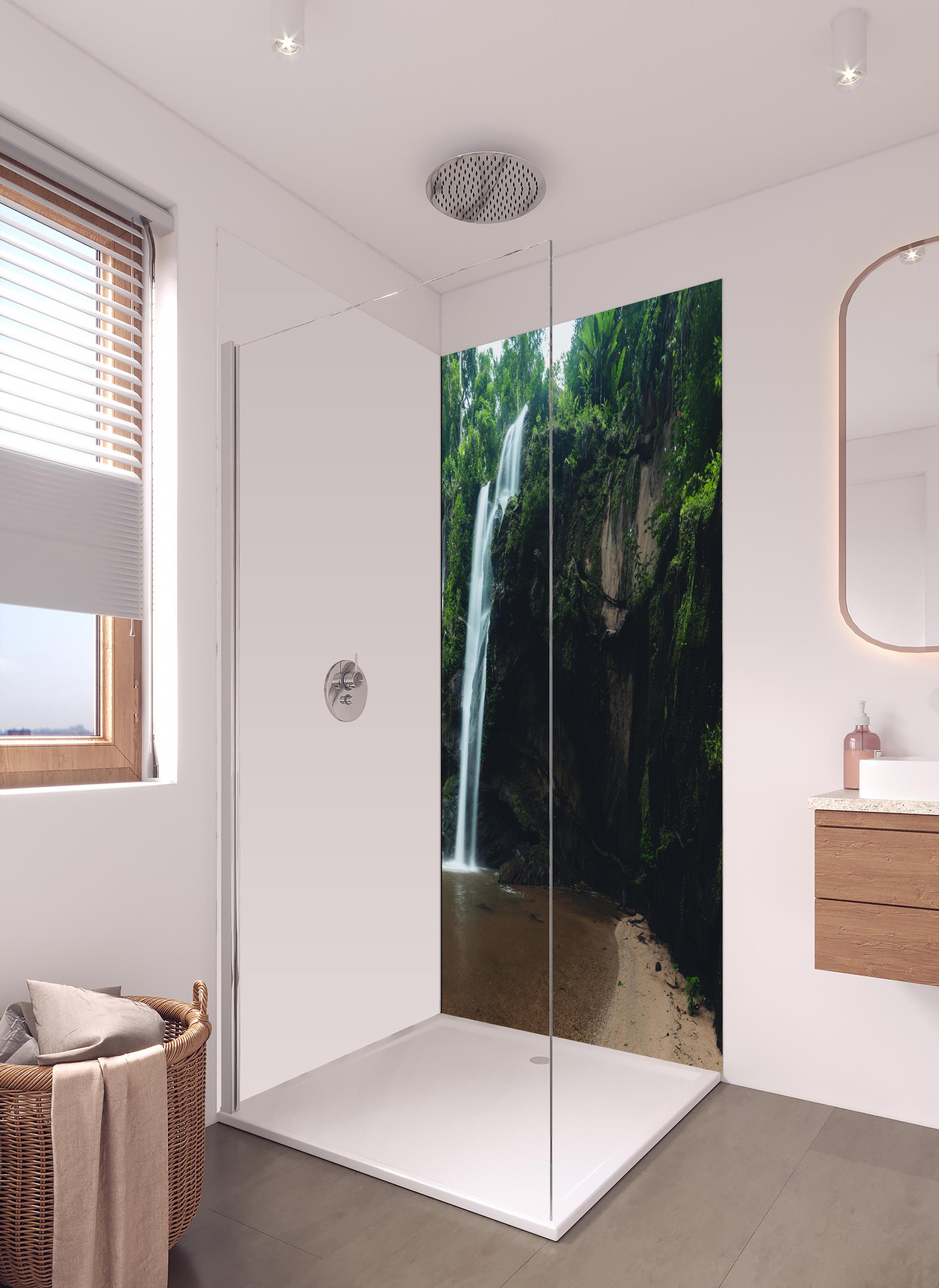 Duschrückwand - Schöner Wasserfall im Dschungel in hellem Badezimmer mit Regenduschkopf - einteilige Duschrückwand