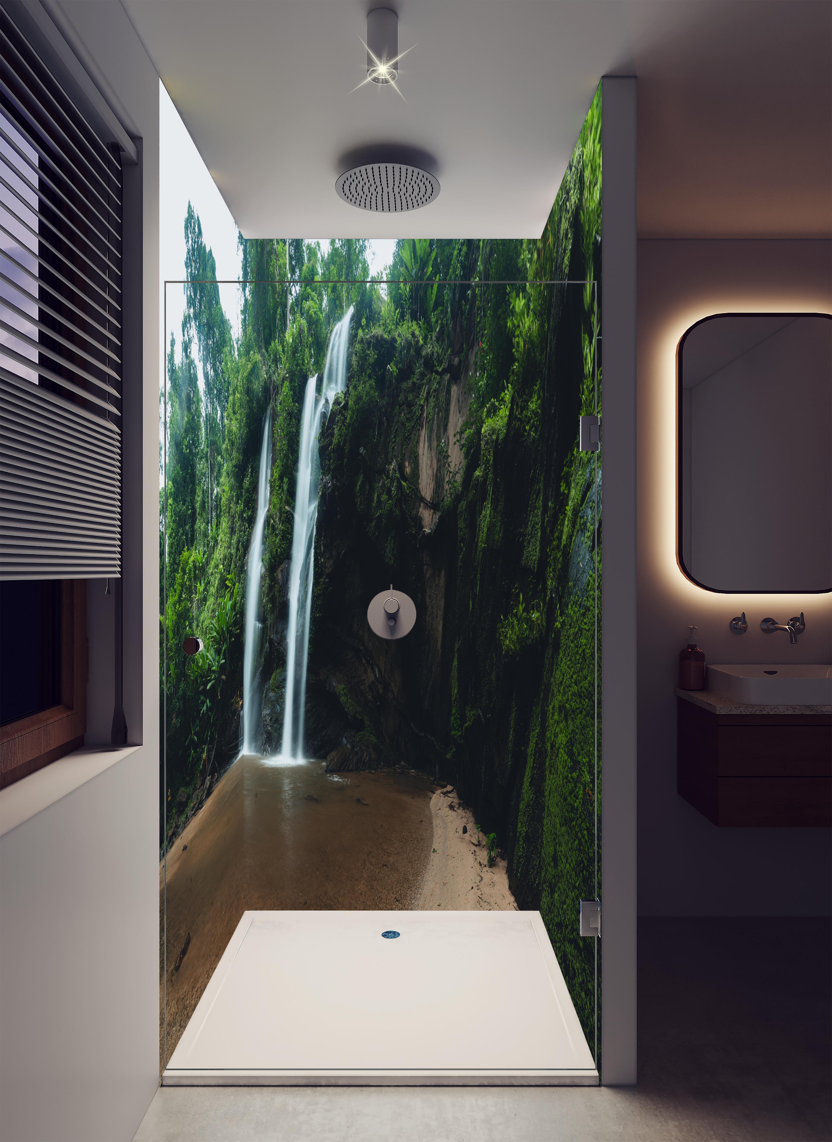 Duschrückwand - Schöner Wasserfall im Dschungel in luxuriöser Dusche mit Regenduschkopf