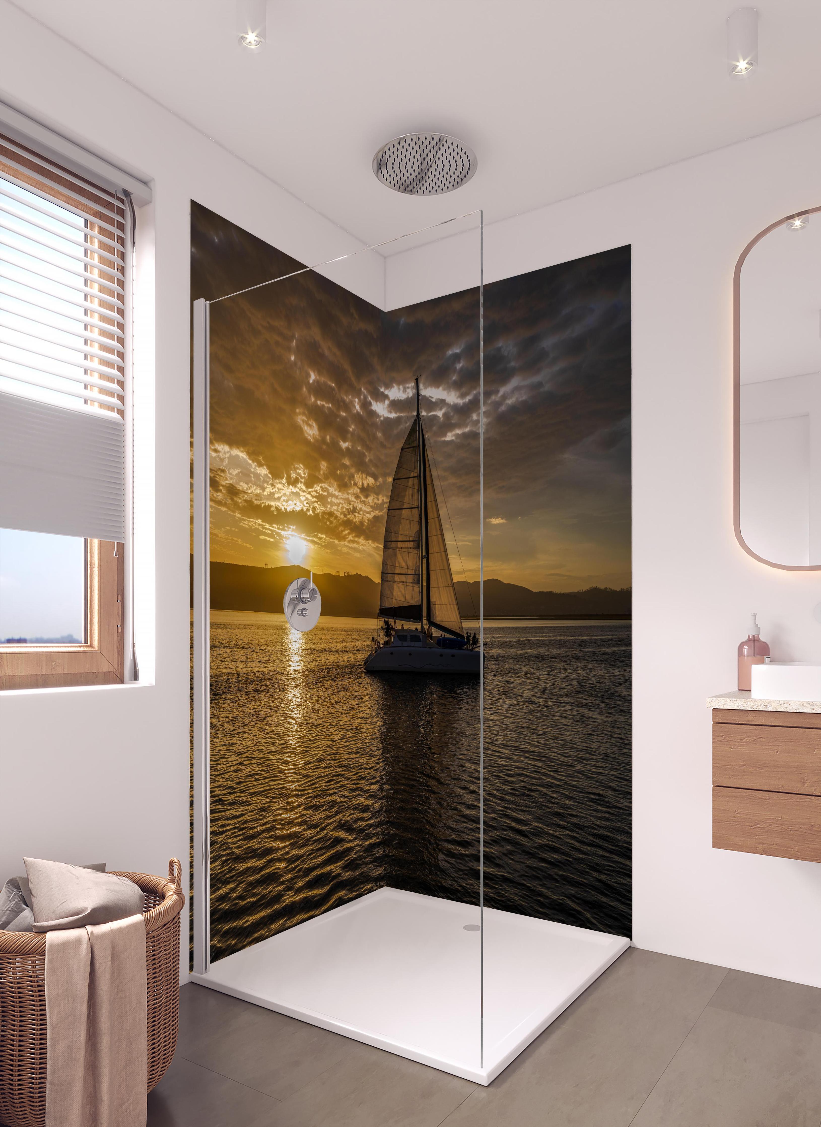 Duschrückwand - Segelboot bei Sonnenuntergang in der Lagune von Knysna in hellem Badezimmer mit Regenduschkopf - zweiteilige Eck-Duschrückwand