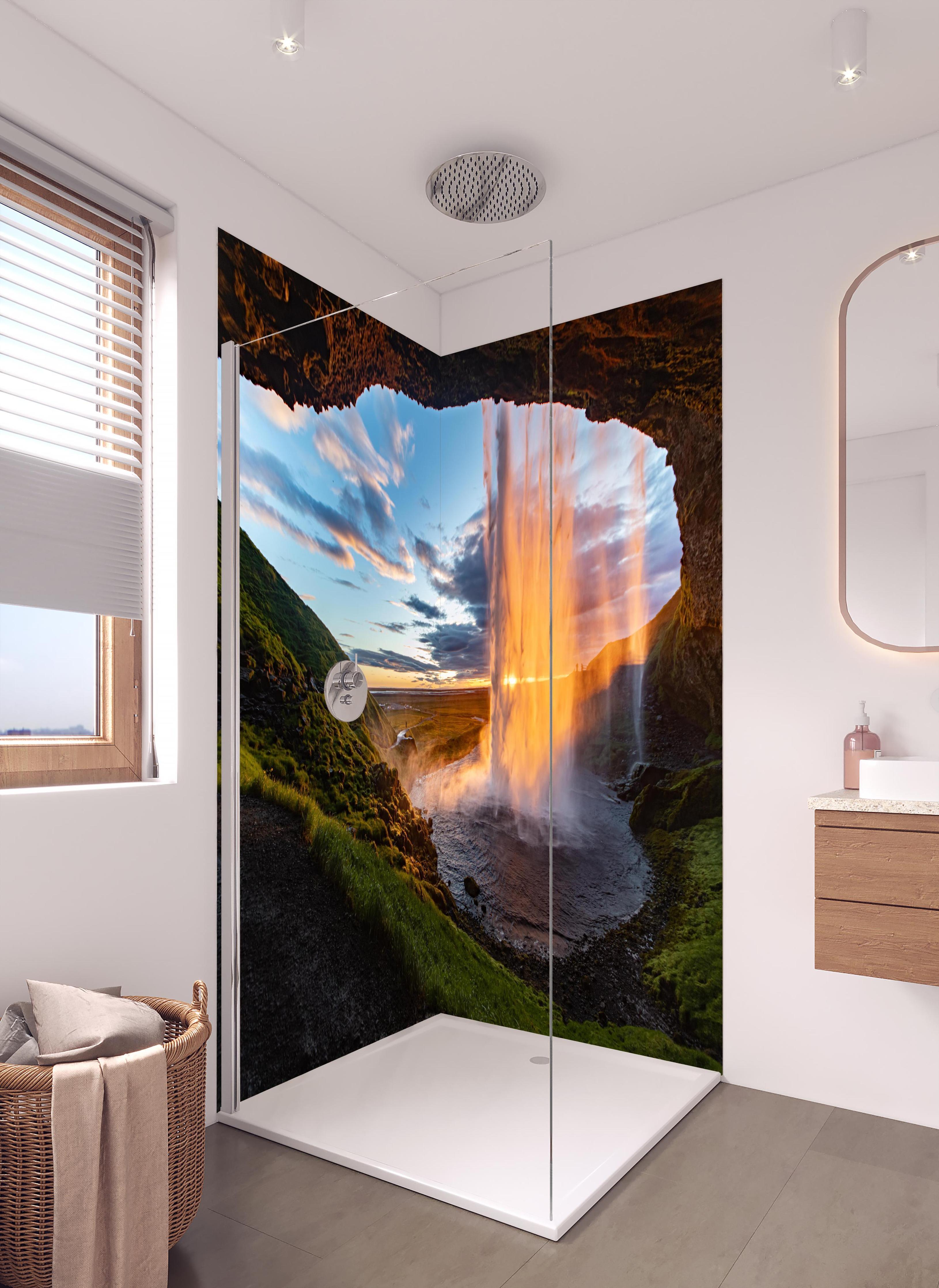 Duschrückwand - Seljalandsfoss Wasserfall in Island bei Sonnenuntergang in hellem Badezimmer mit Regenduschkopf - zweiteilige Eck-Duschrückwand
