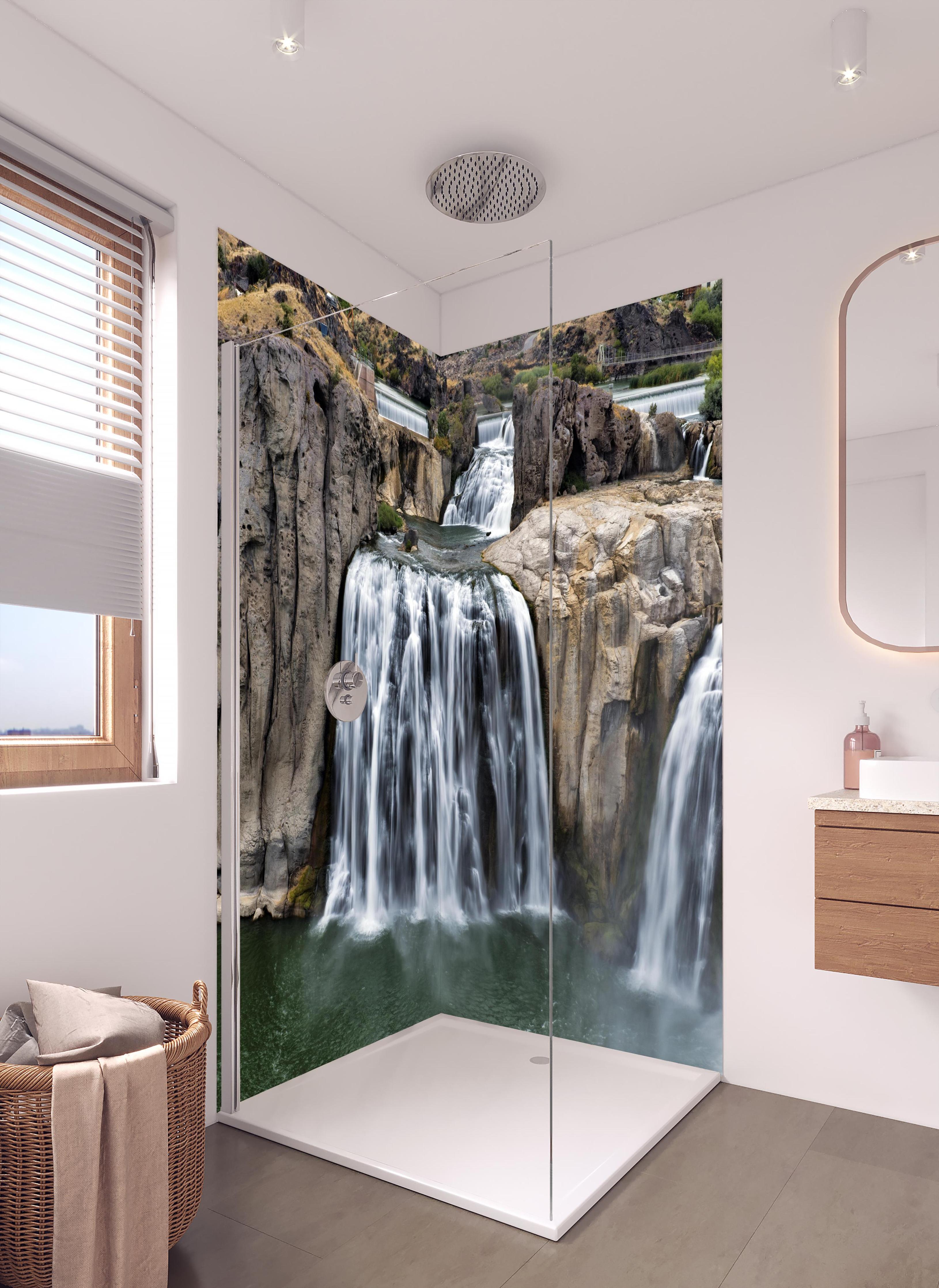 Duschrückwand - Shoshone Wasserfall in hellem Badezimmer mit Regenduschkopf - zweiteilige Eck-Duschrückwand
