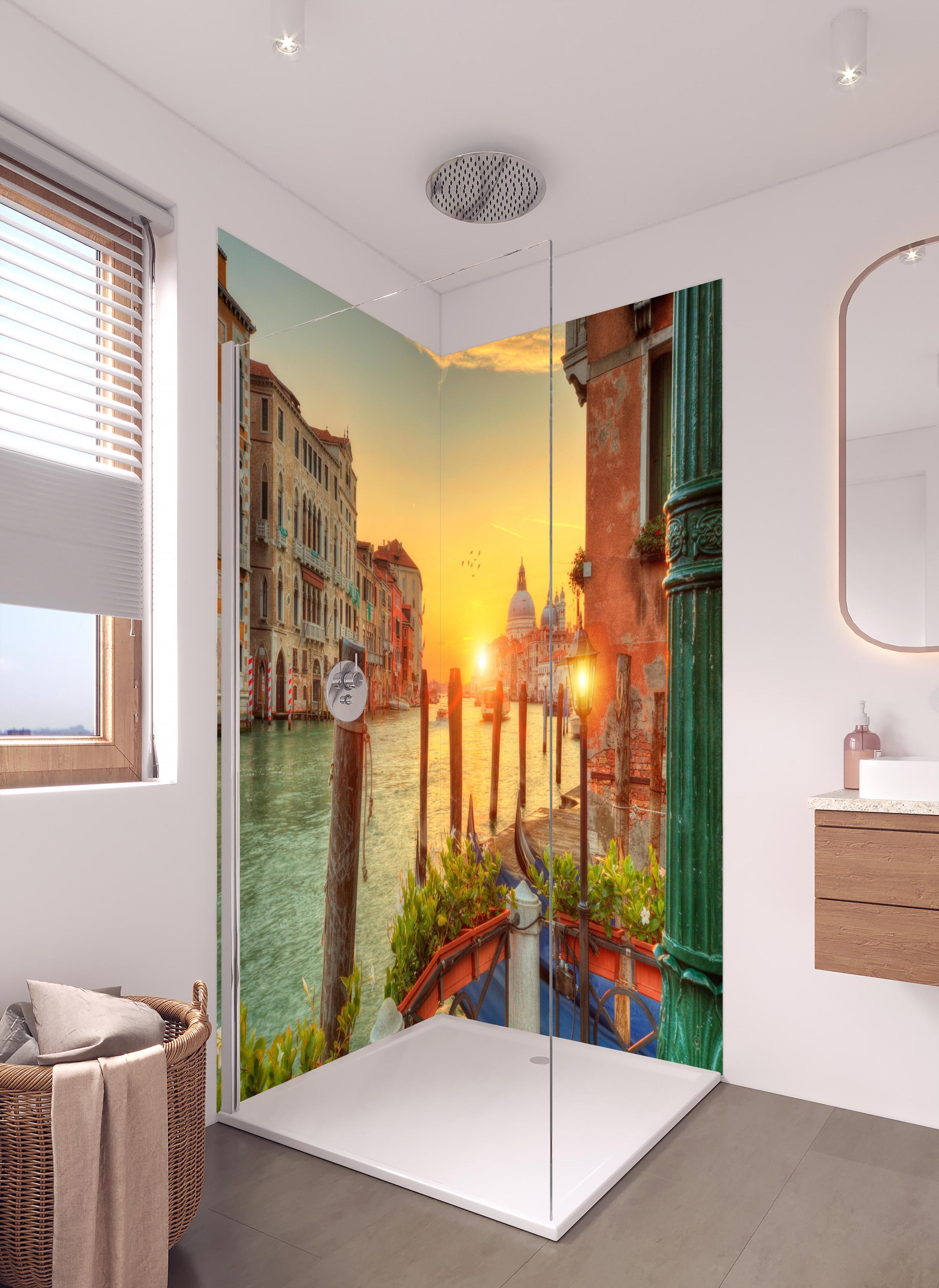 Duschrückwand - Sonnenaufgang im Grand Canal der Kirche Santa Maria in hellem Badezimmer mit Regenduschkopf - zweiteilige Eck-Duschrückwand