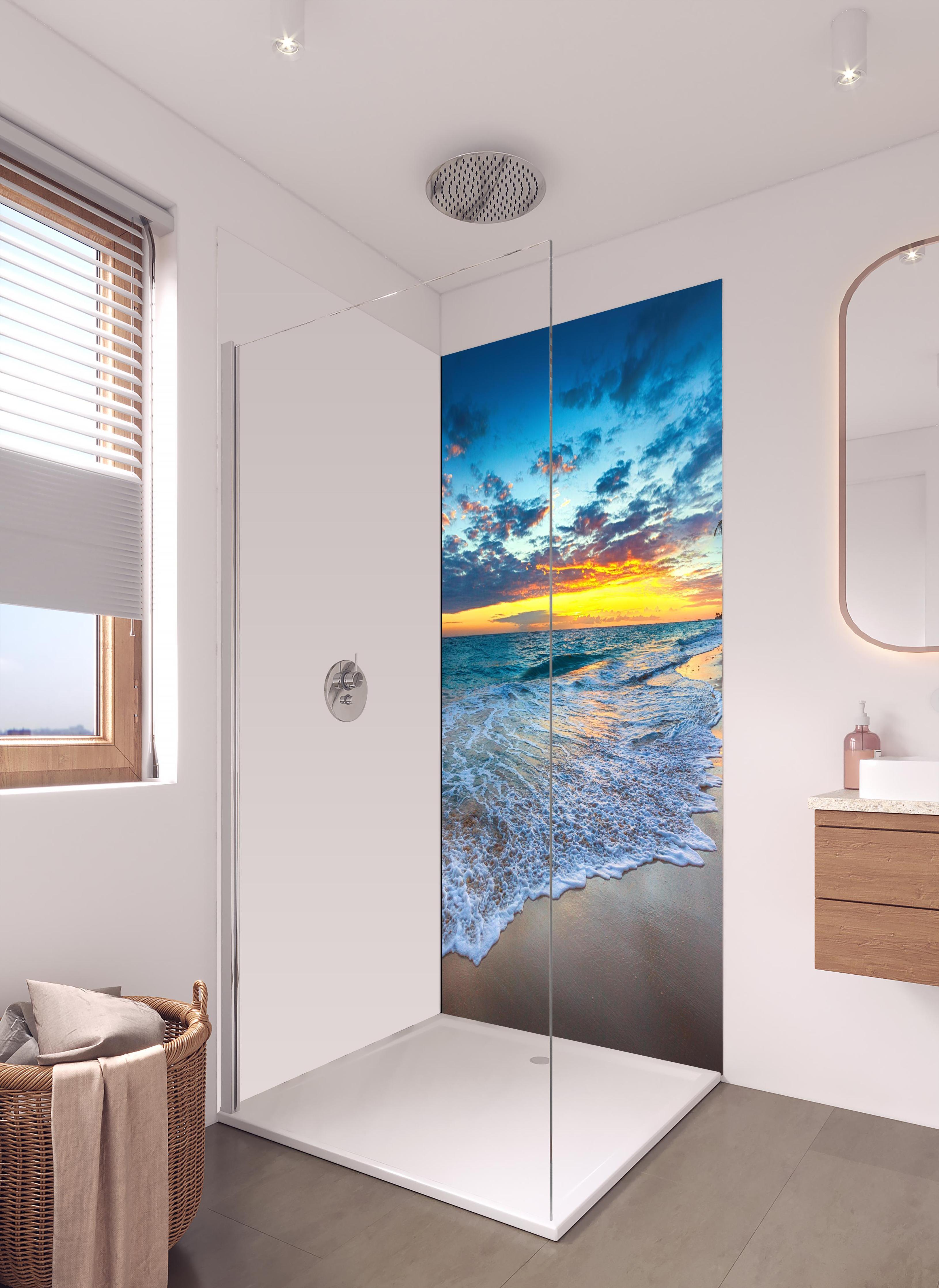 Duschrückwand - Sonnenaufgang über dem Strand in hellem Badezimmer mit Regenduschkopf - einteilige Duschrückwand