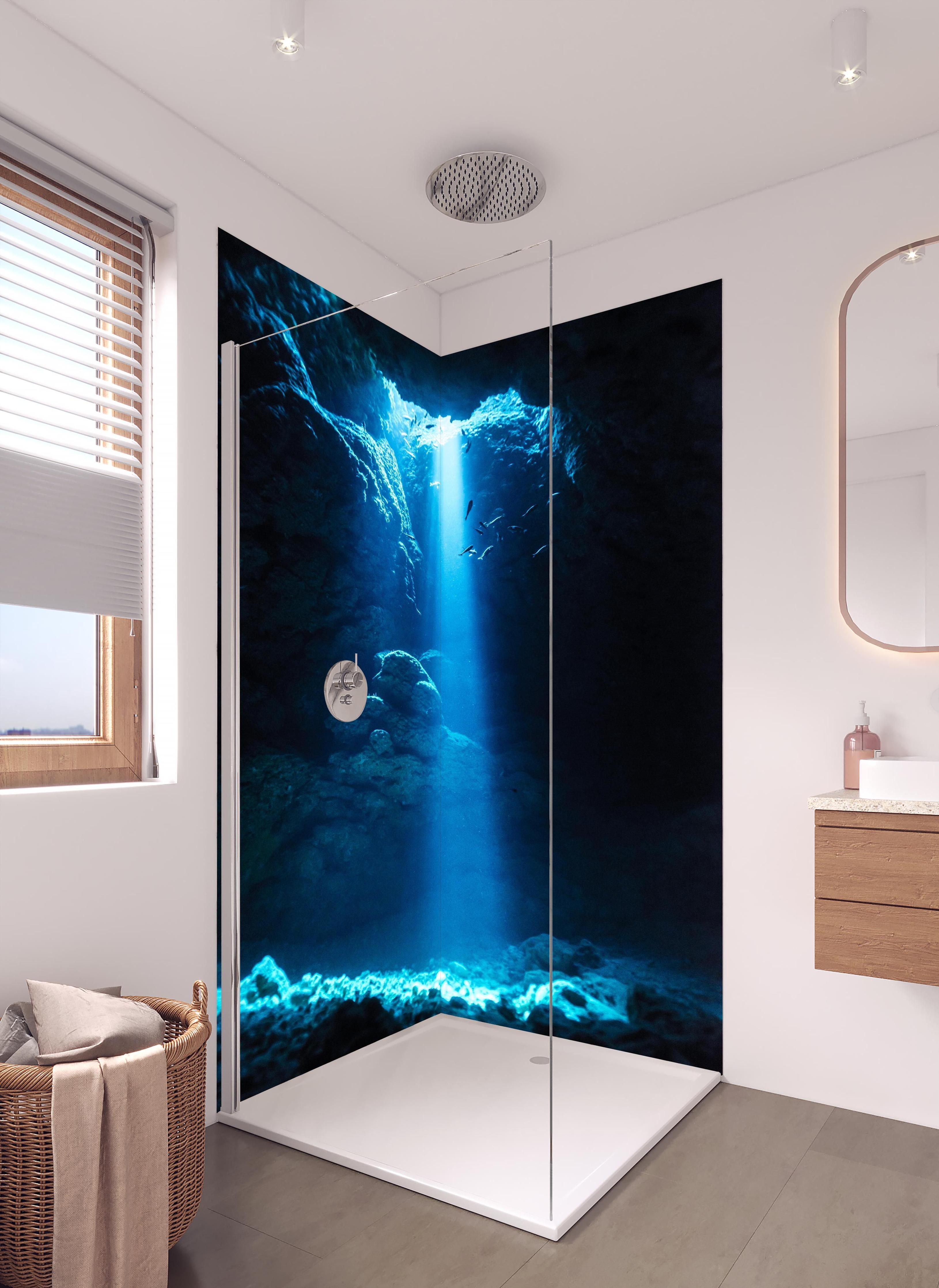 Duschrückwand - Sonnenstrahl in die Unterwasserhöhle im japanischen Ozean in hellem Badezimmer mit Regenduschkopf - zweiteilige Eck-Duschrückwand