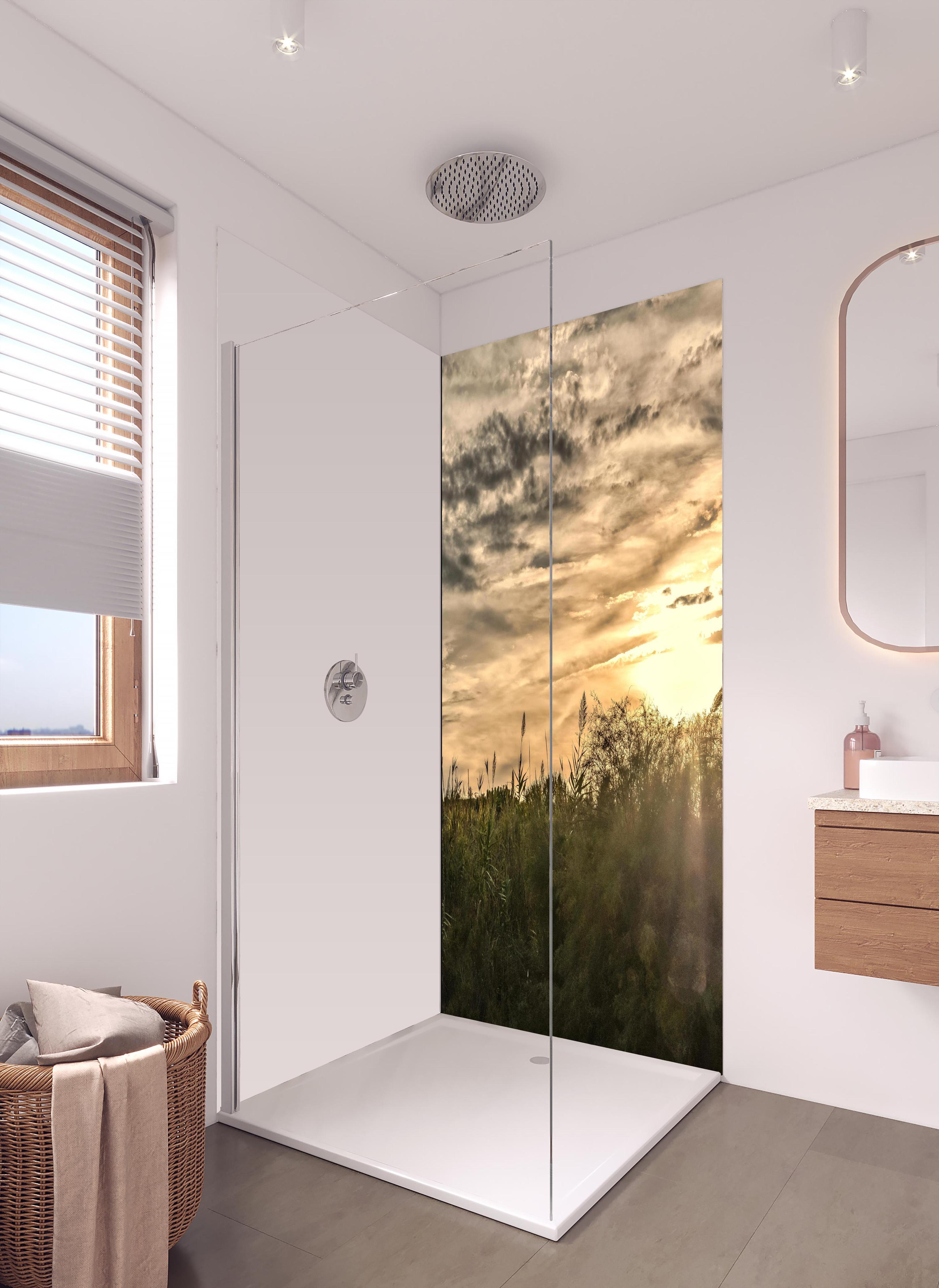 Duschrückwand - Sonnenuntergang am Pampelonne in Saint Tropez in hellem Badezimmer mit Regenduschkopf - einteilige Duschrückwand