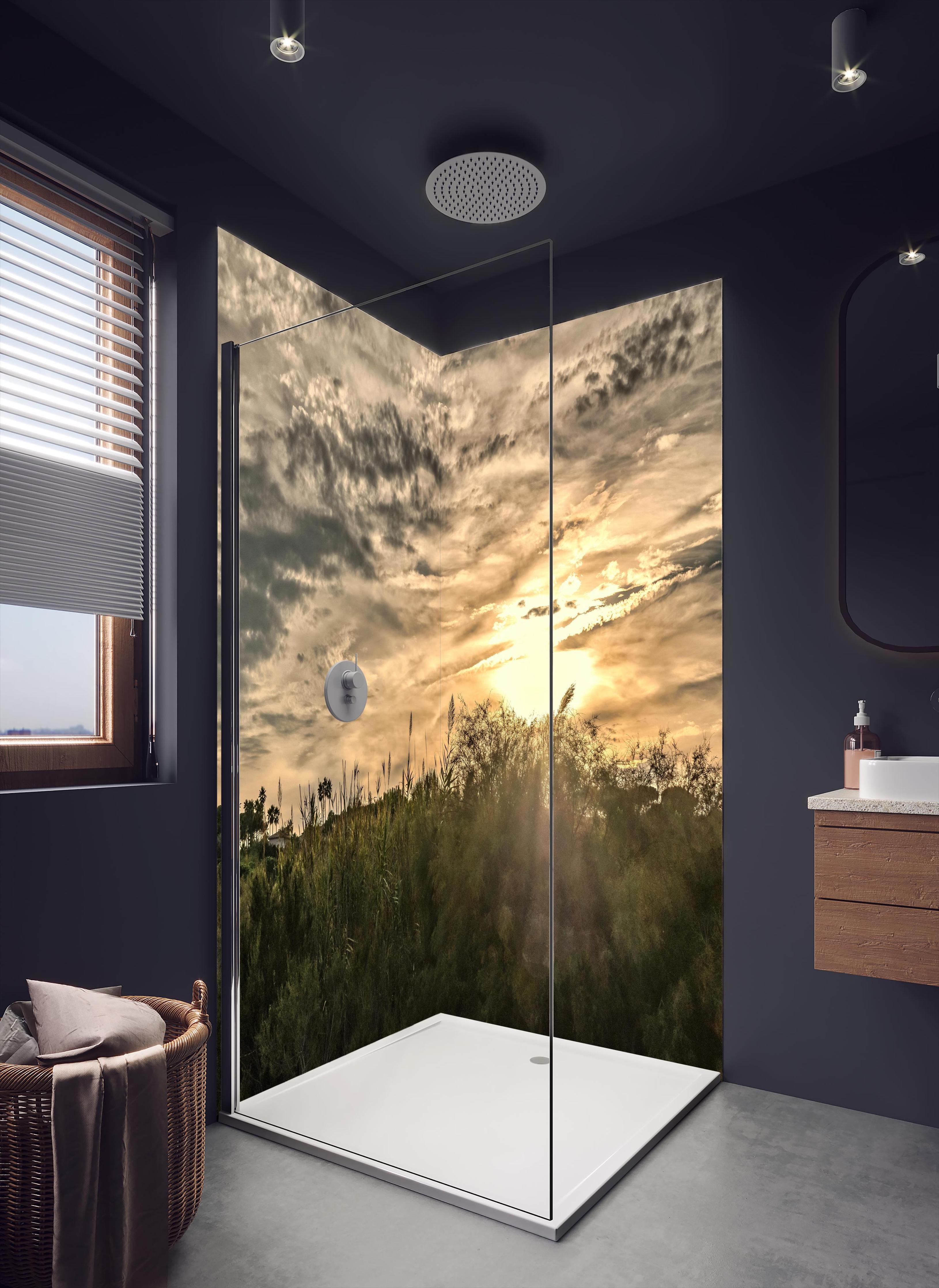 Duschrückwand - Sonnenuntergang am Pampelonne in Saint Tropez in dunklem Badezimmer mit Regenduschkopf