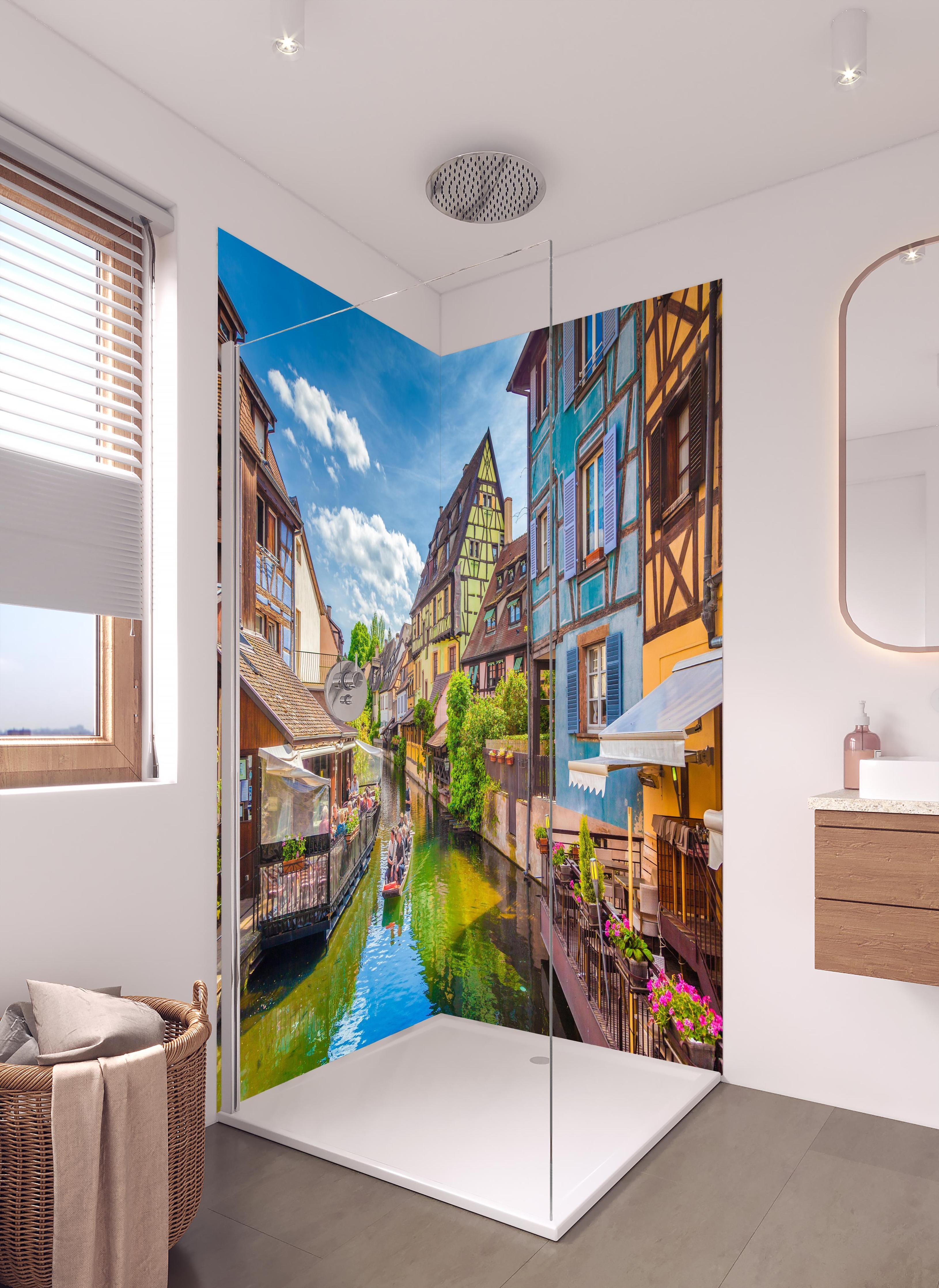 Duschrückwand - Sonnige Bootstour Colmar in hellem Badezimmer mit Regenduschkopf - zweiteilige Eck-Duschrückwand