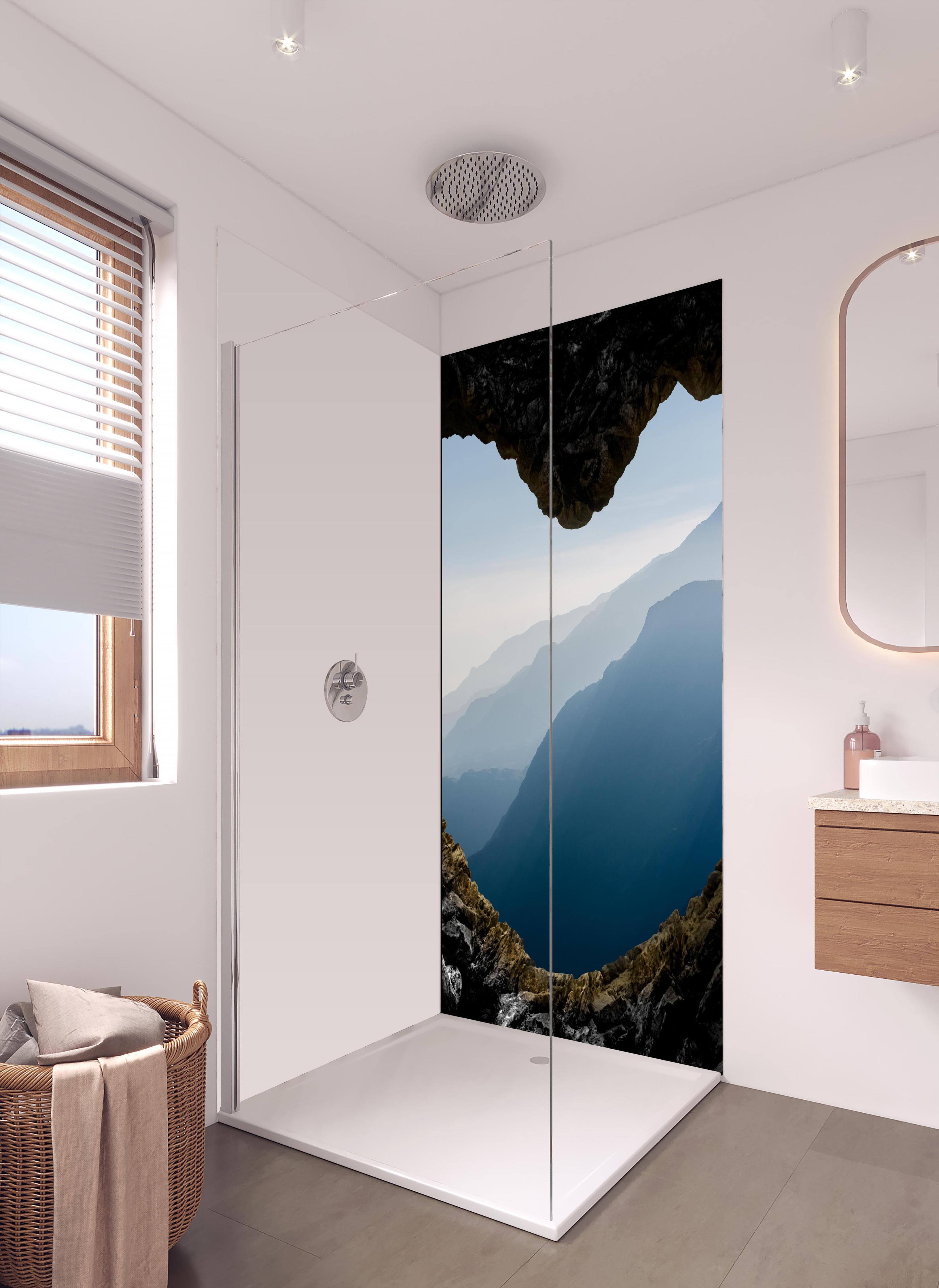 Duschrückwand - Spektakuläre und mystische Gebirgsschicht in hellem Badezimmer mit Regenduschkopf - einteilige Duschrückwand