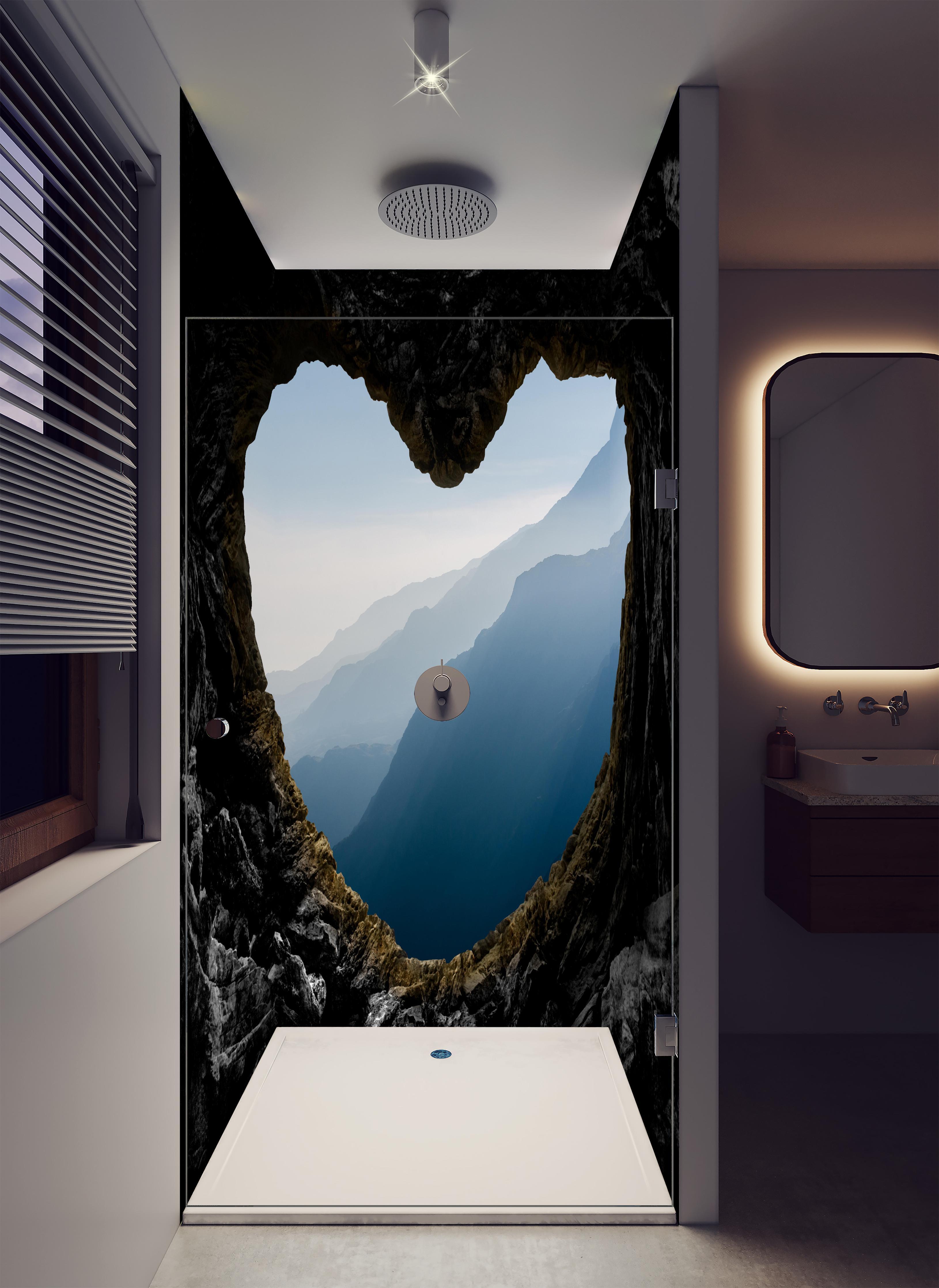 Duschrückwand - Spektakuläre und mystische Gebirgsschicht in luxuriöser Dusche mit Regenduschkopf