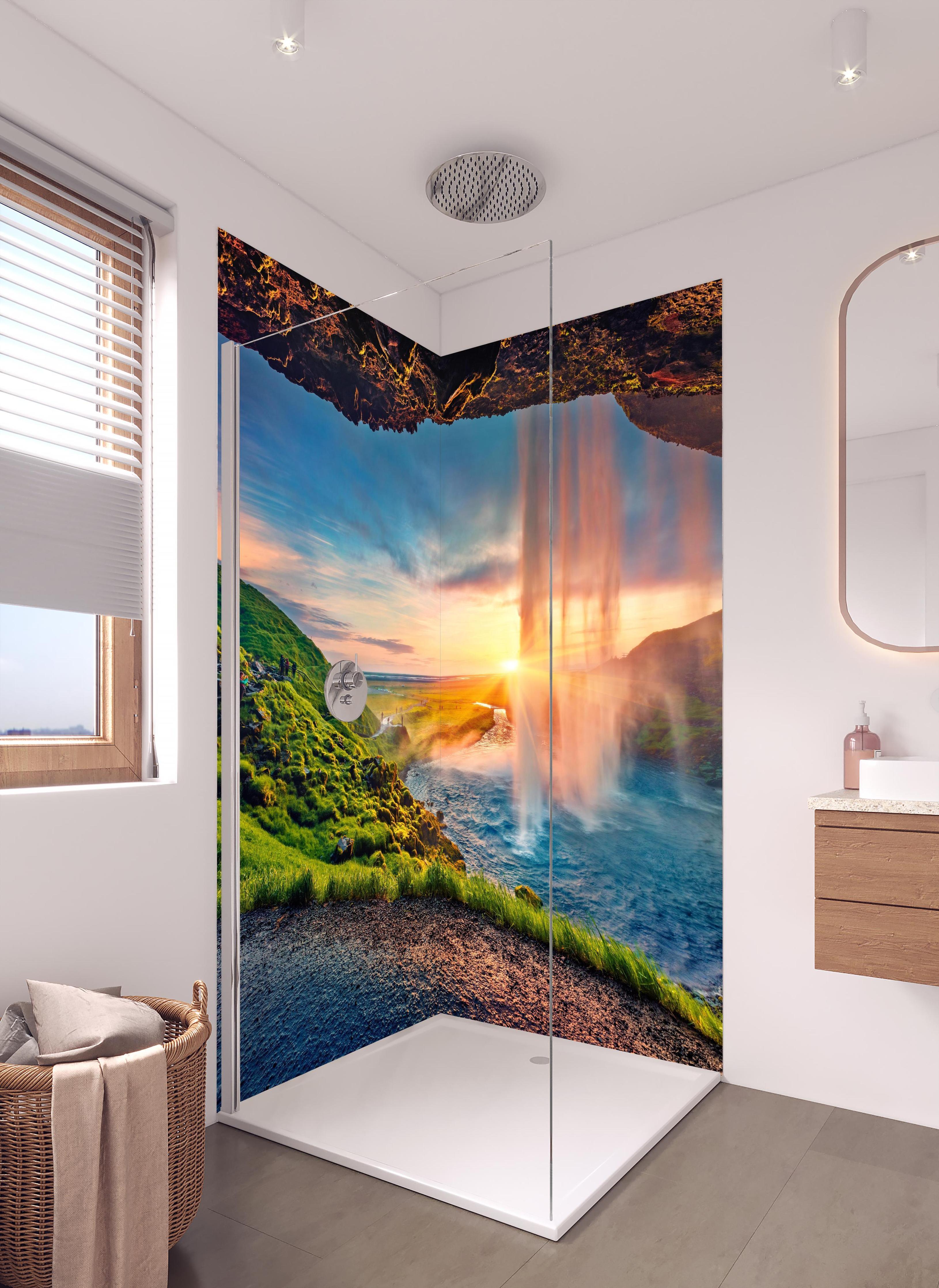 Duschrückwand - Spektakulärer Sonnenuntergang am Wasserfall Seljalandsfoss in hellem Badezimmer mit Regenduschkopf - zweiteilige Eck-Duschrückwand