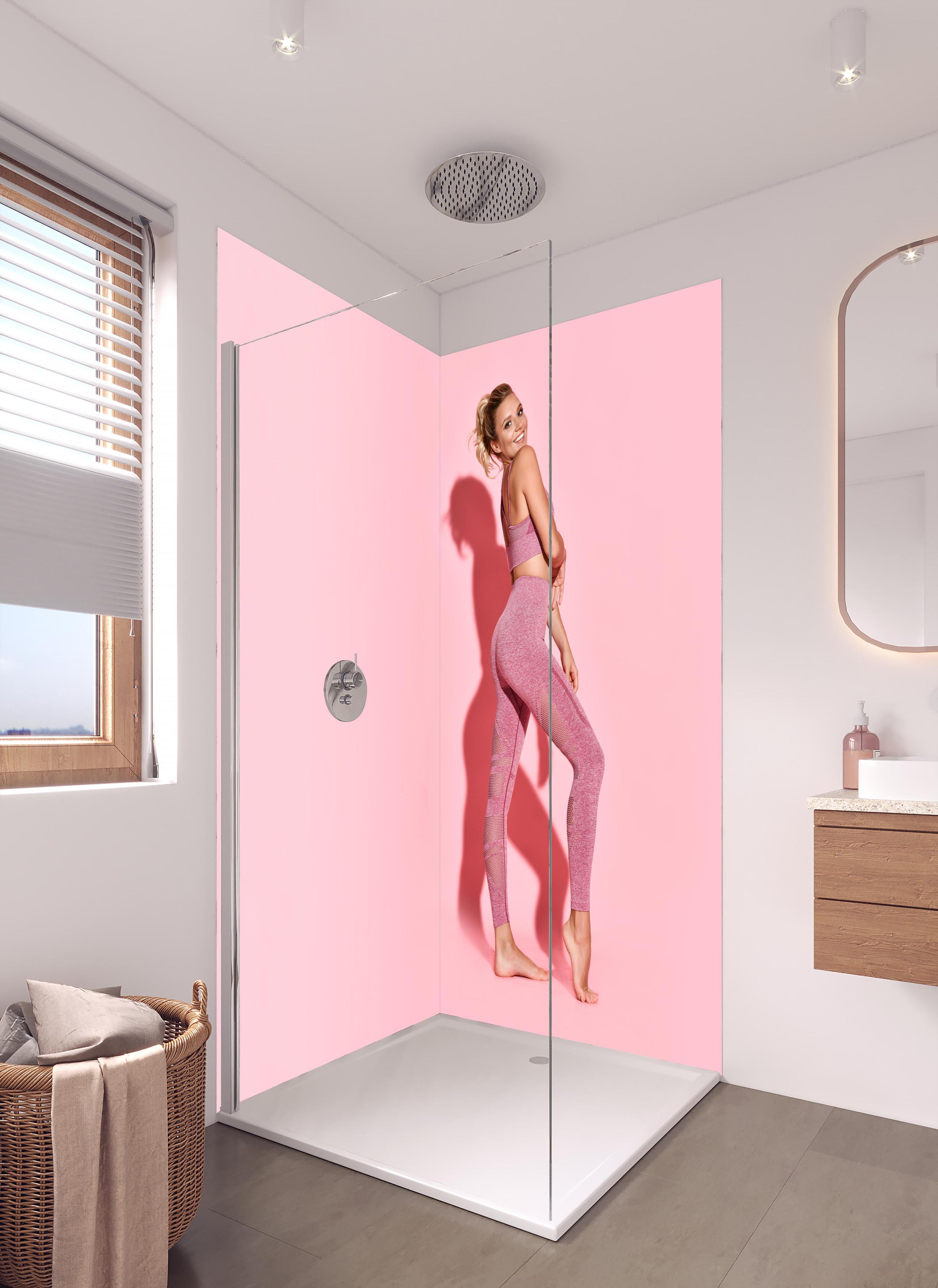Duschrückwand - Sportliche Fitness-Frau in hellem Badezimmer mit Regenduschkopf - zweiteilige Eck-Duschrückwand