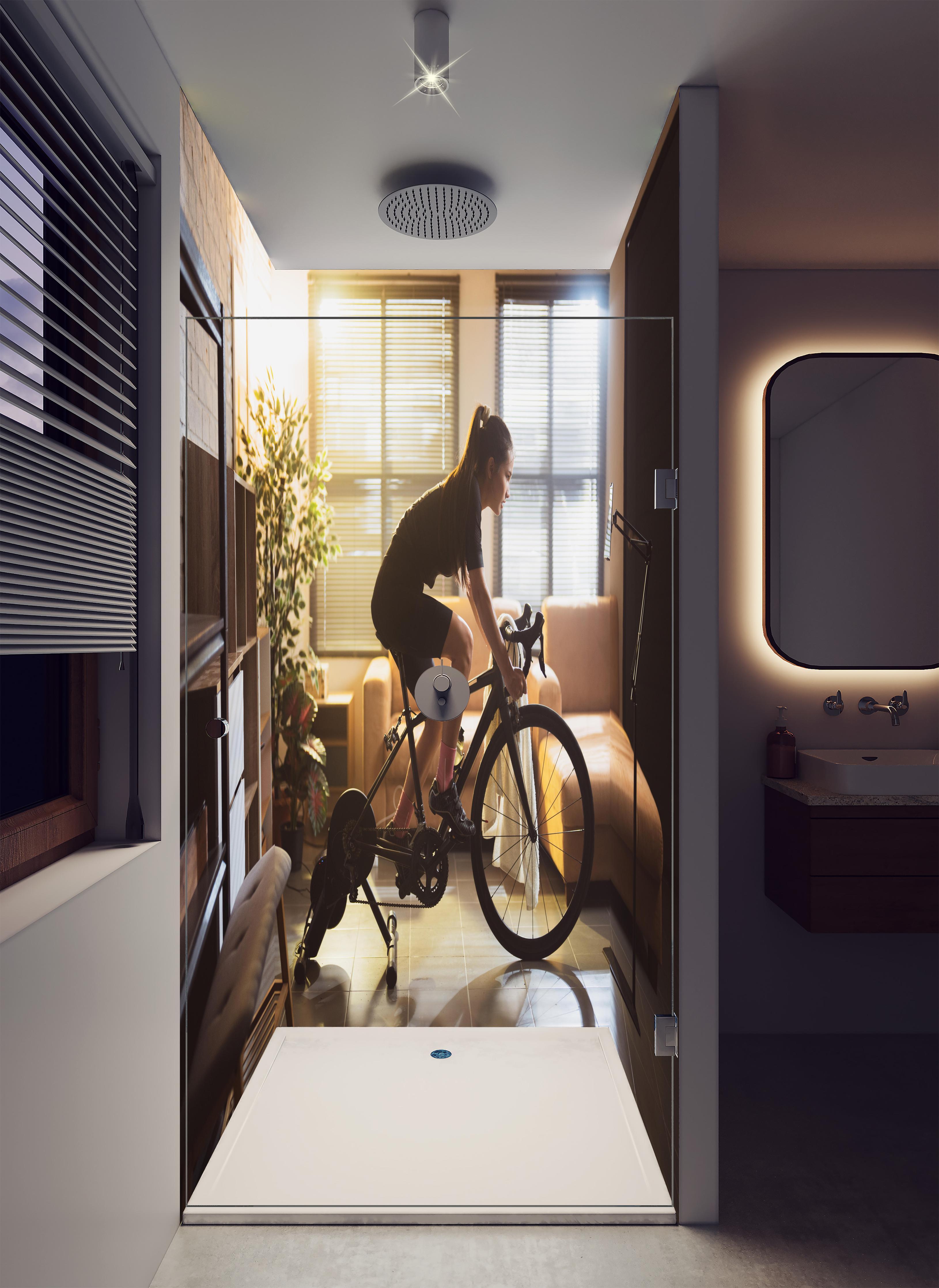 Duschrückwand - Sportliche Radfahrerin in luxuriöser Dusche mit Regenduschkopf