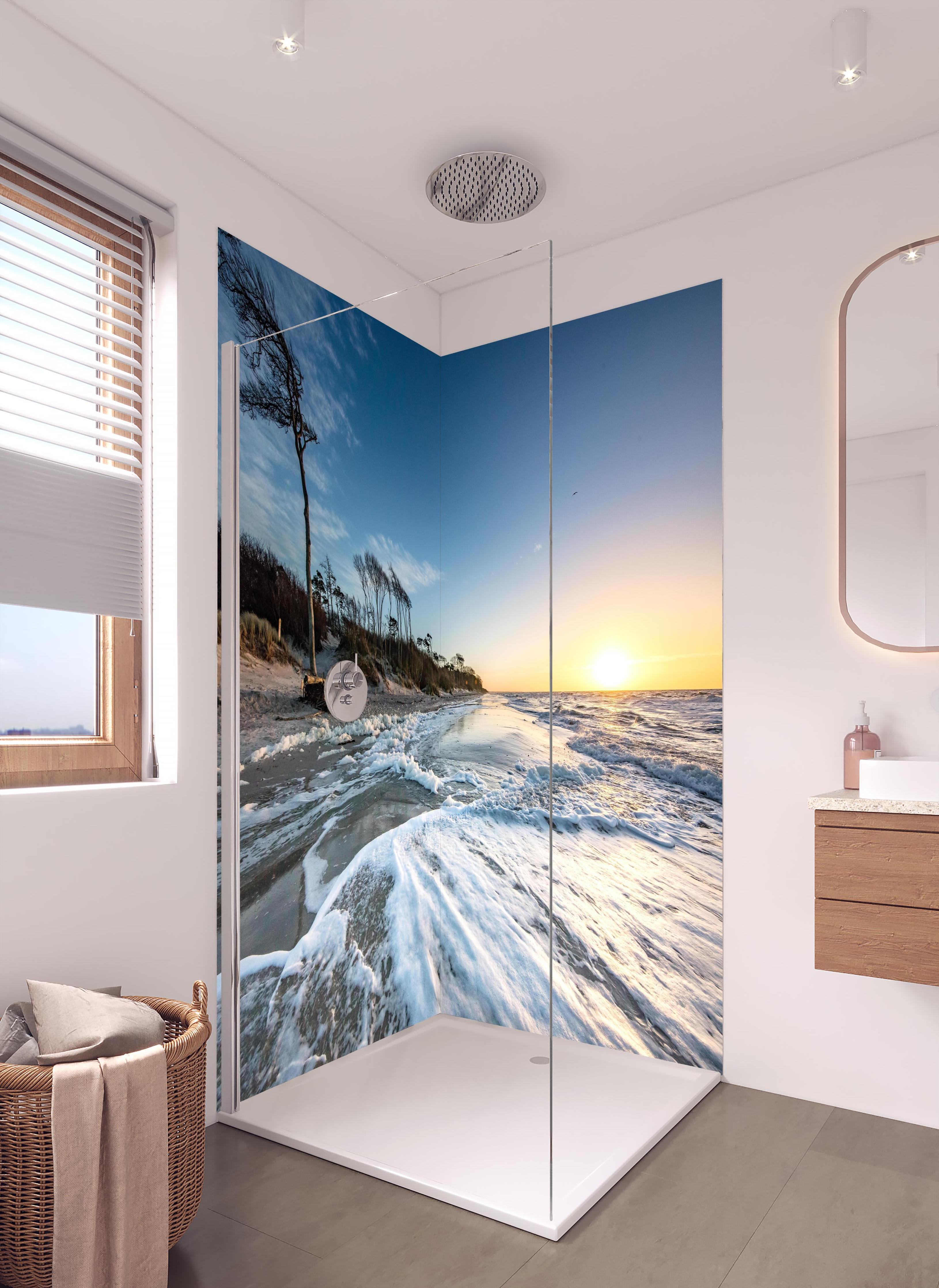 Duschrückwand - Strand in Rügen bei Sonnenaufgang in hellem Badezimmer mit Regenduschkopf - zweiteilige Eck-Duschrückwand