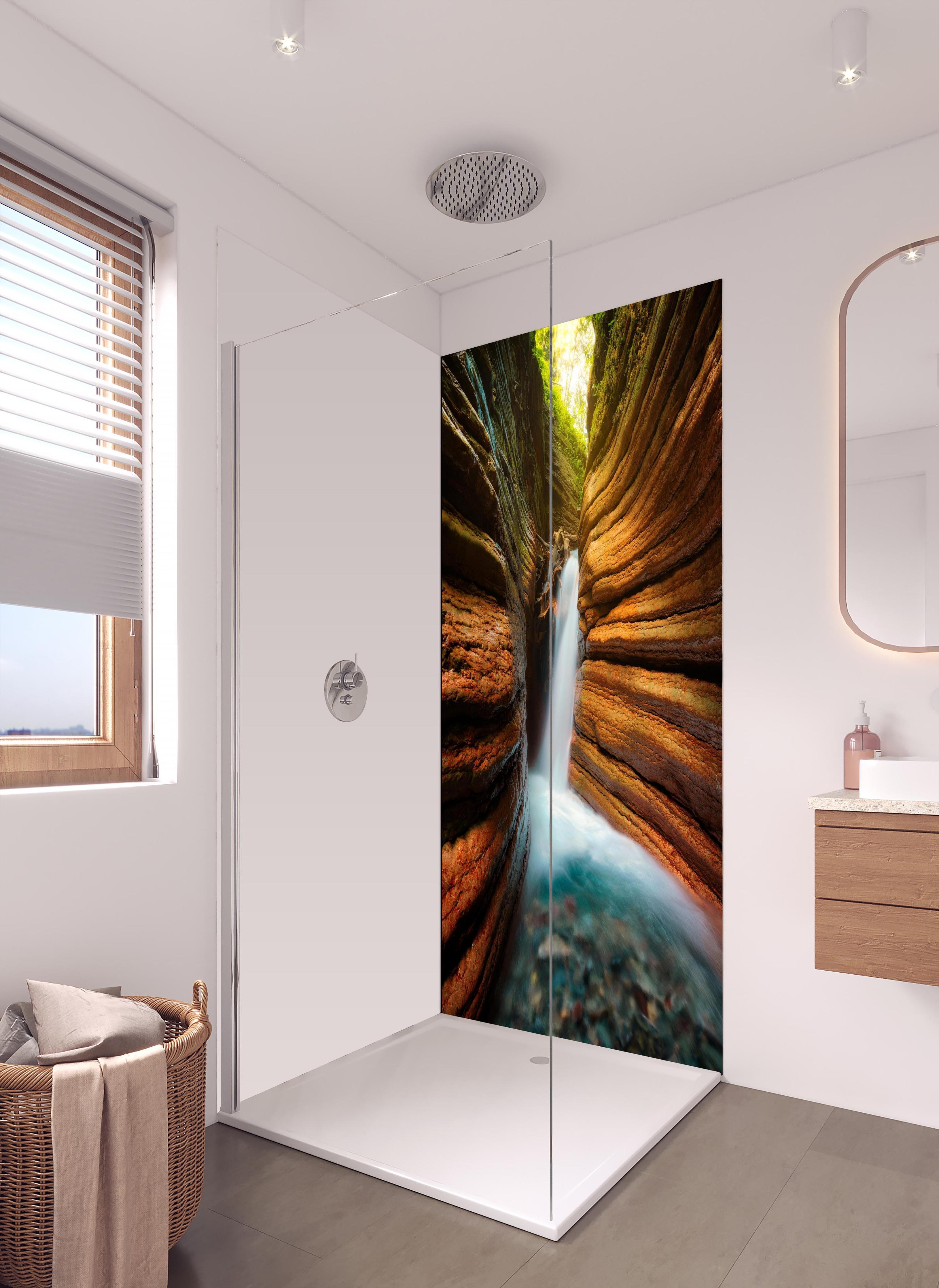 Duschrückwand - Tauglebach Klamm Slot Canyon River in Austria in hellem Badezimmer mit Regenduschkopf - einteilige Duschrückwand