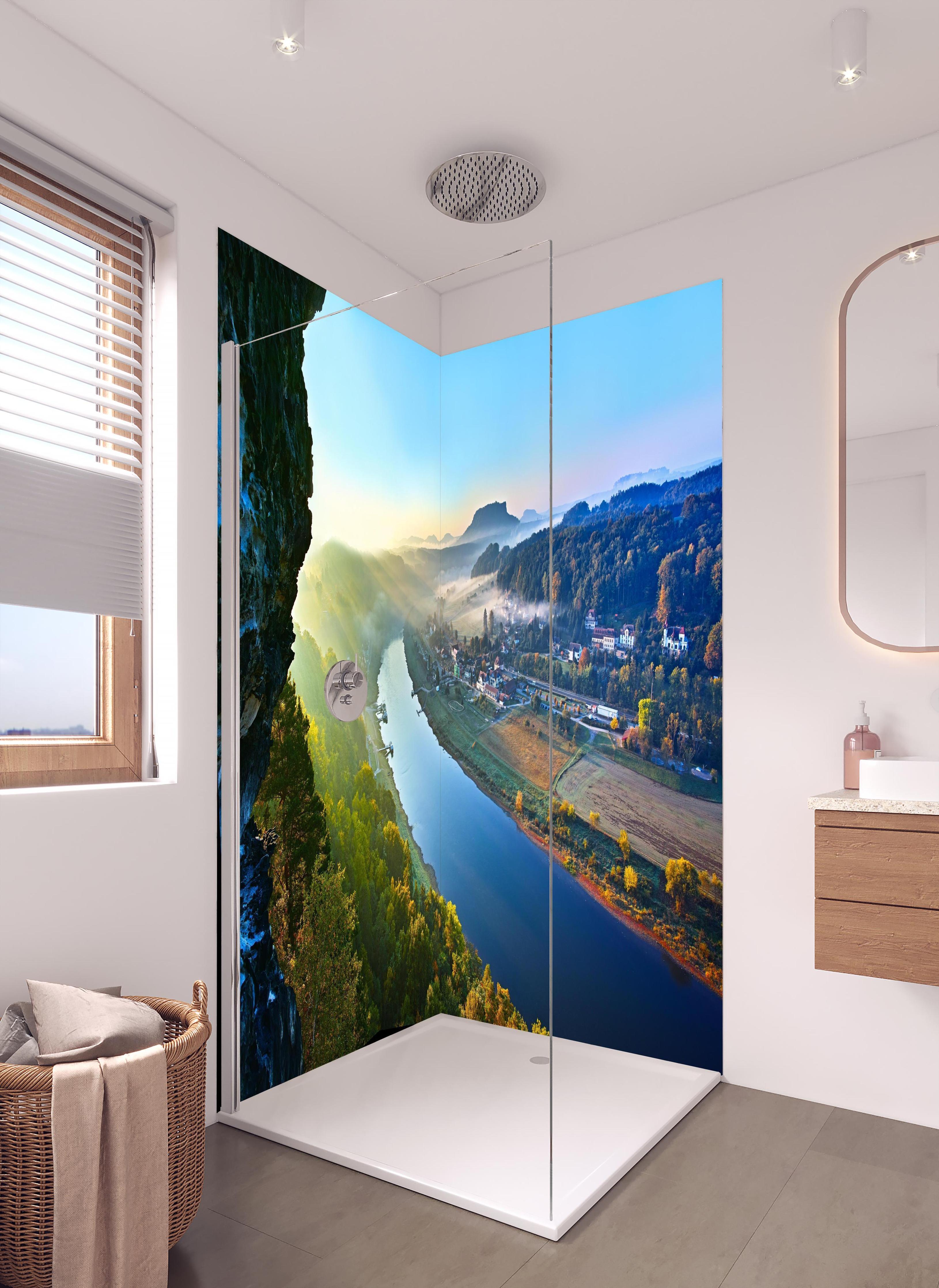 Duschrückwand - Traumhafter Ausblick Elbsandsteingebirge in hellem Badezimmer mit Regenduschkopf - zweiteilige Eck-Duschrückwand