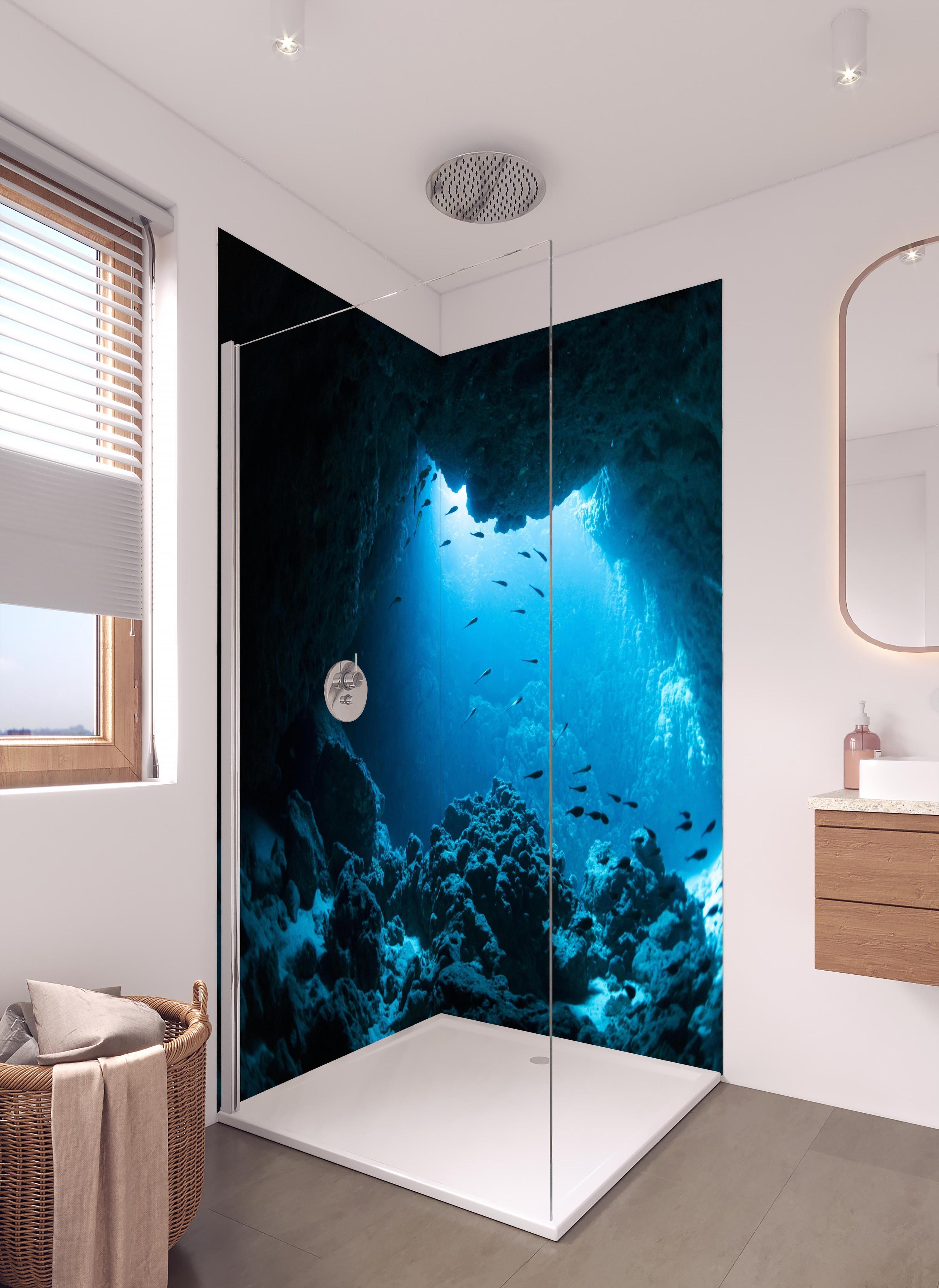 Duschrückwand - Unterwasser-Höhle in Miyako-jima in hellem Badezimmer mit Regenduschkopf - zweiteilige Eck-Duschrückwand