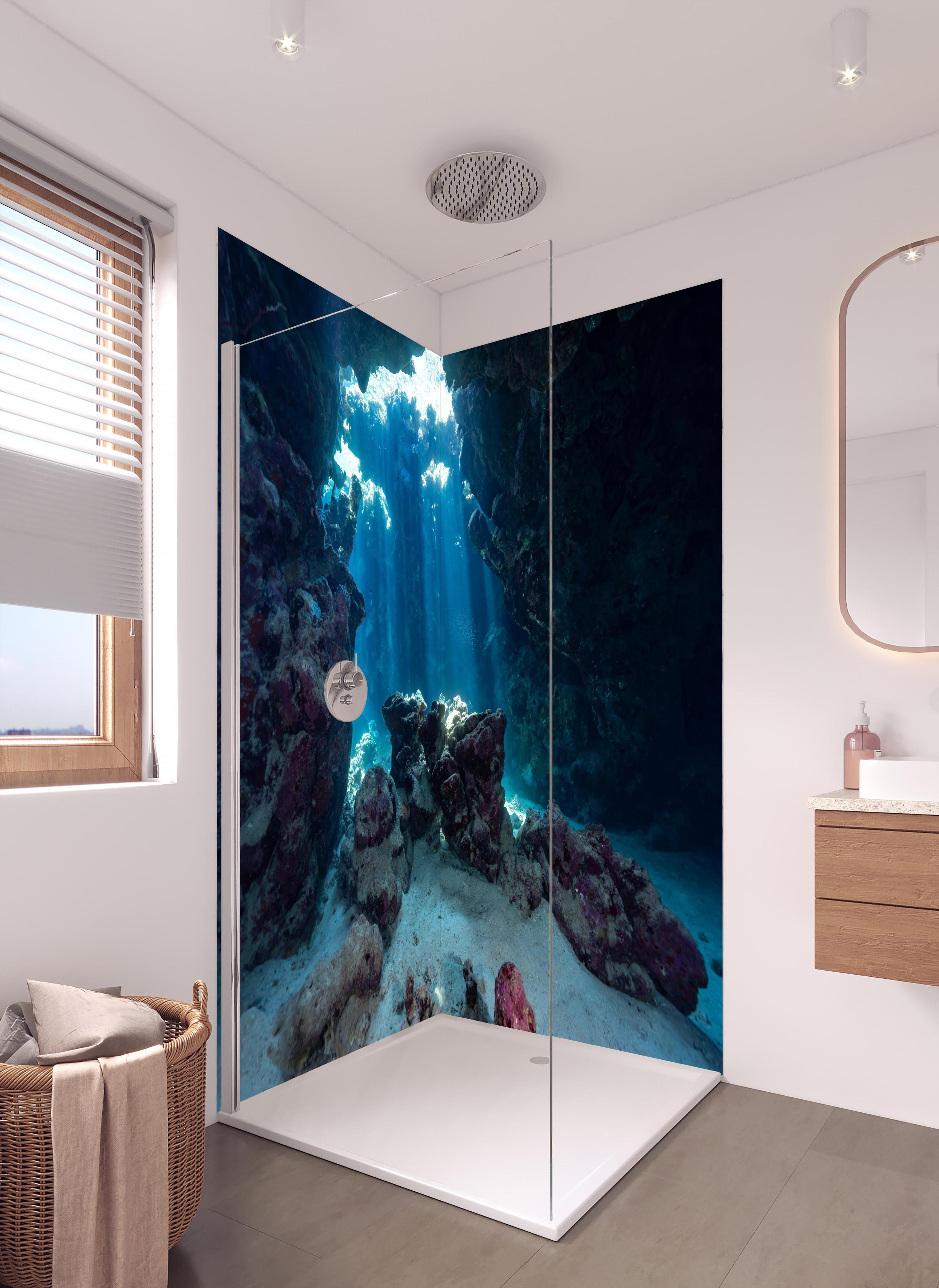 Duschrückwand - Unterwasseransicht eines Riffs in hellem Badezimmer mit Regenduschkopf - zweiteilige Eck-Duschrückwand