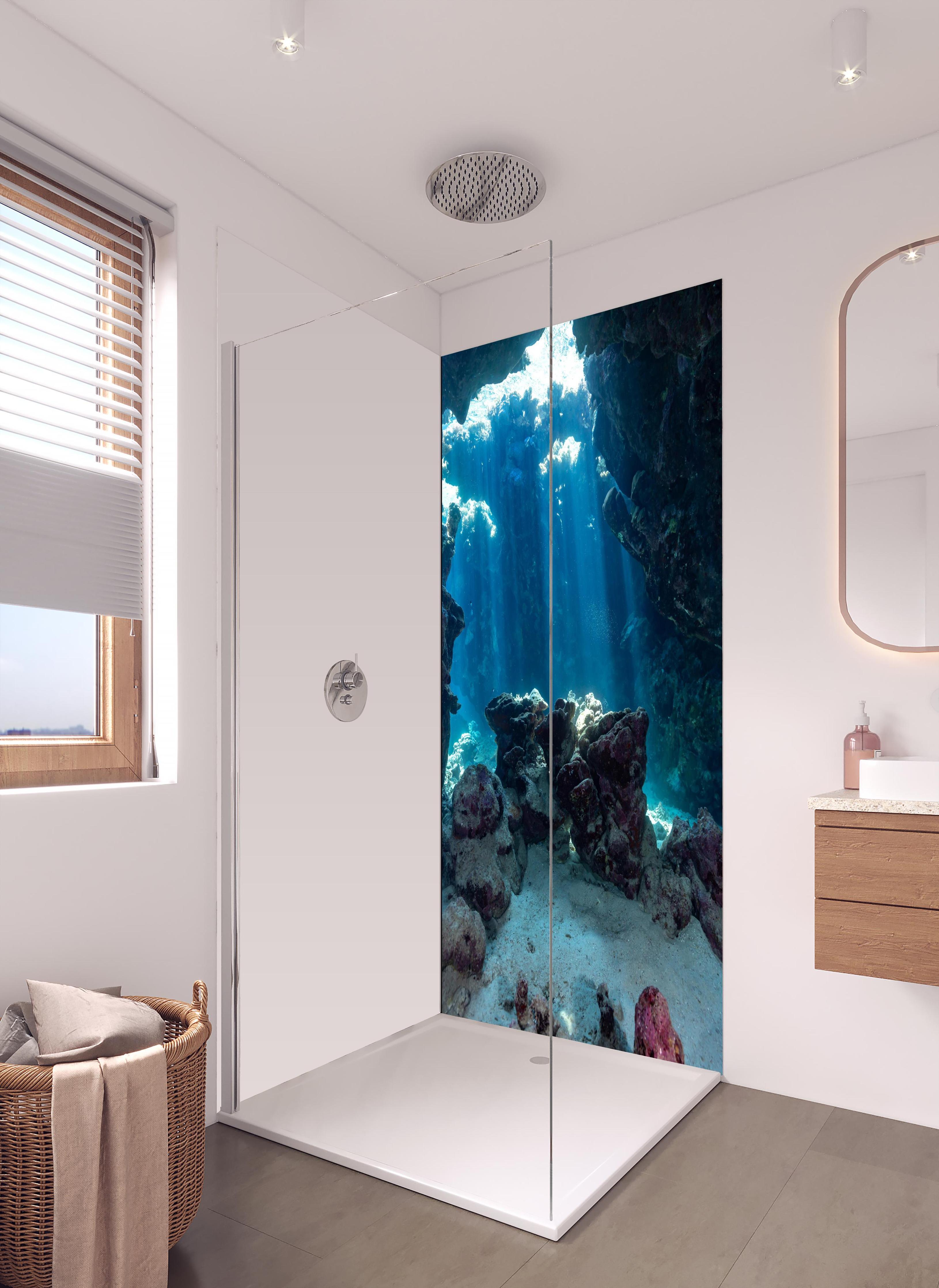 Duschrückwand - Unterwasseransicht eines Riffs in hellem Badezimmer mit Regenduschkopf - einteilige Duschrückwand