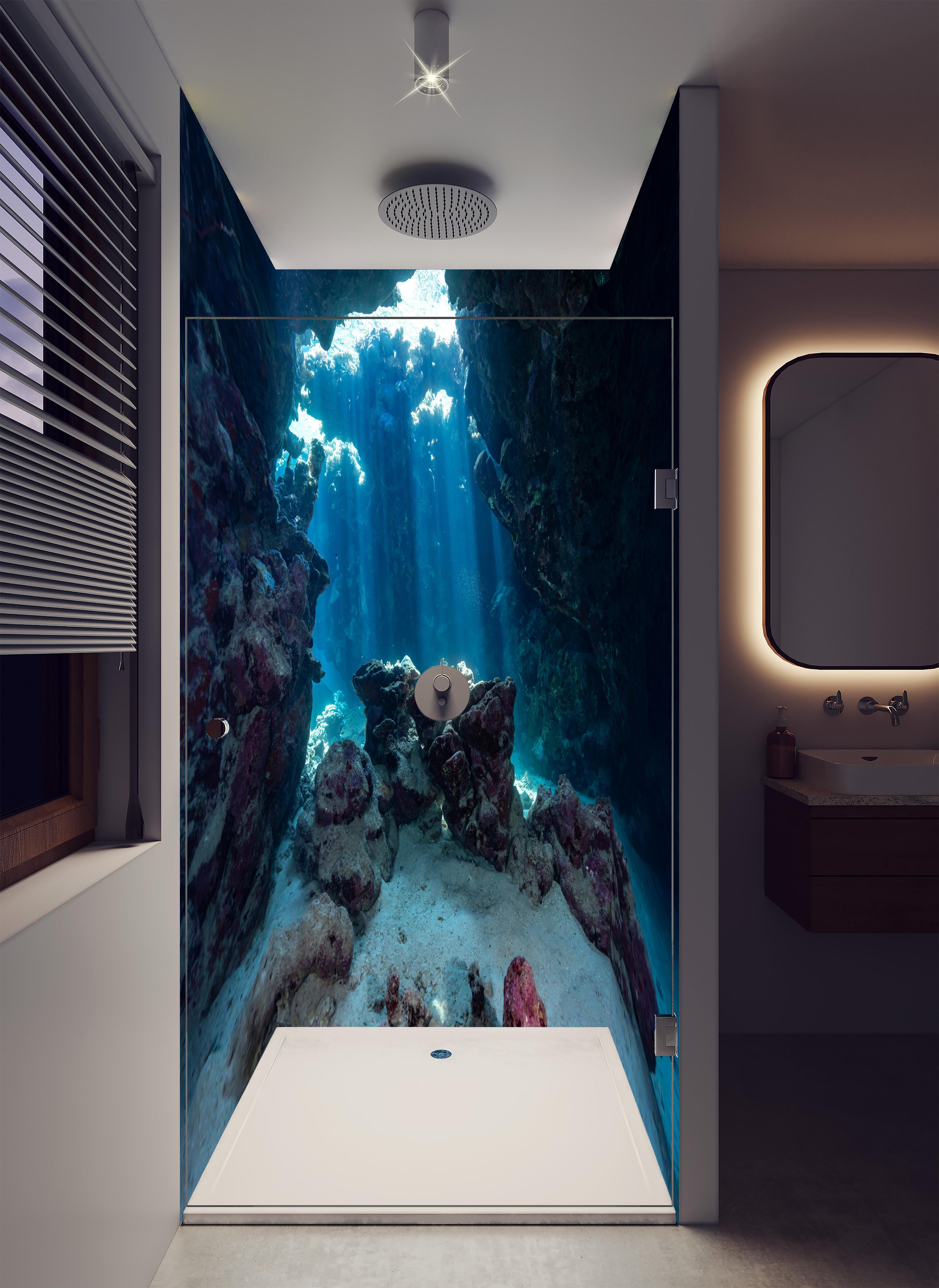 Duschrückwand - Unterwasseransicht eines Riffs in luxuriöser Dusche mit Regenduschkopf