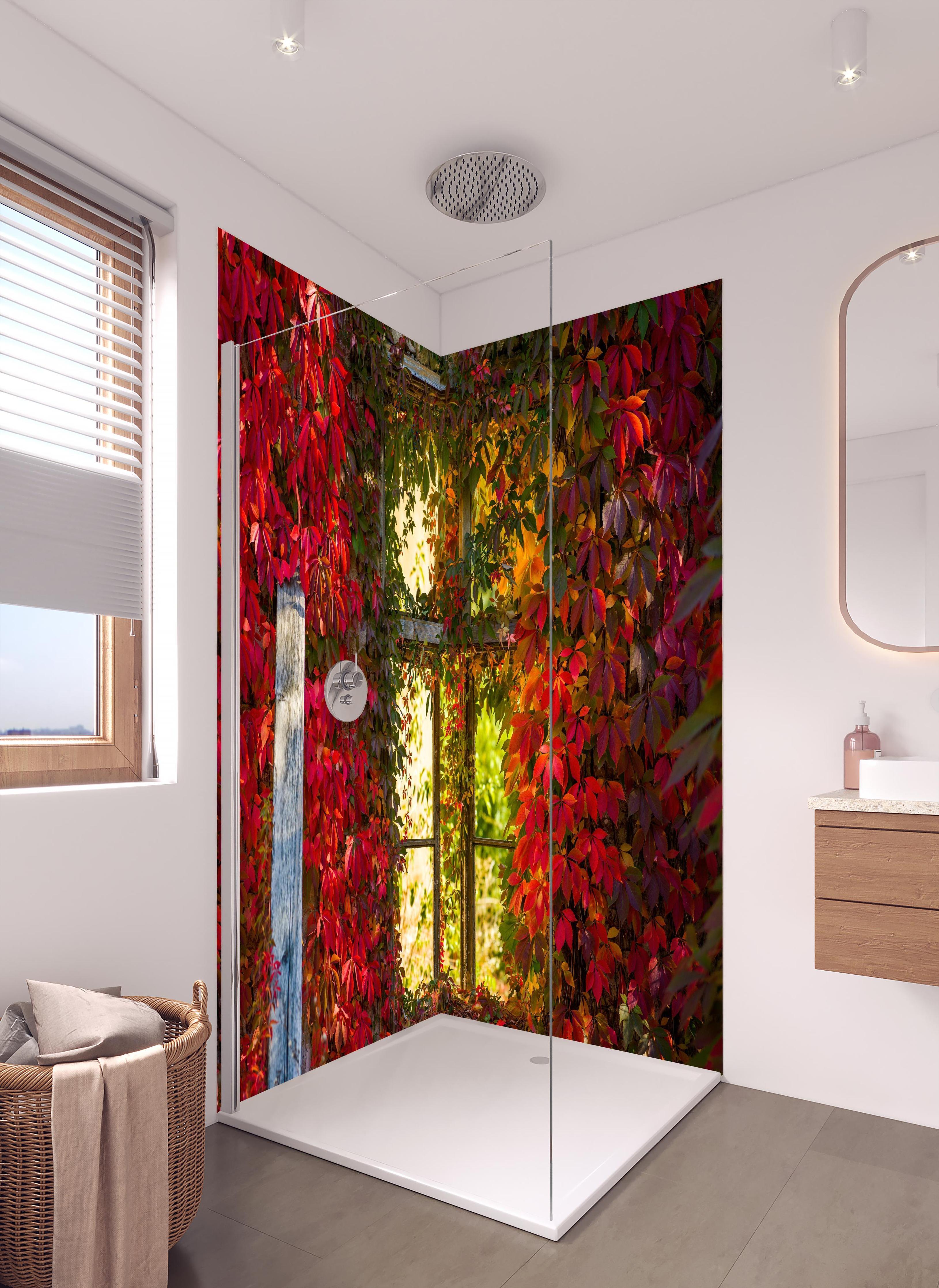 Duschrückwand - Verwachsenes Fenster mit roten Blättern in hellem Badezimmer mit Regenduschkopf - zweiteilige Eck-Duschrückwand