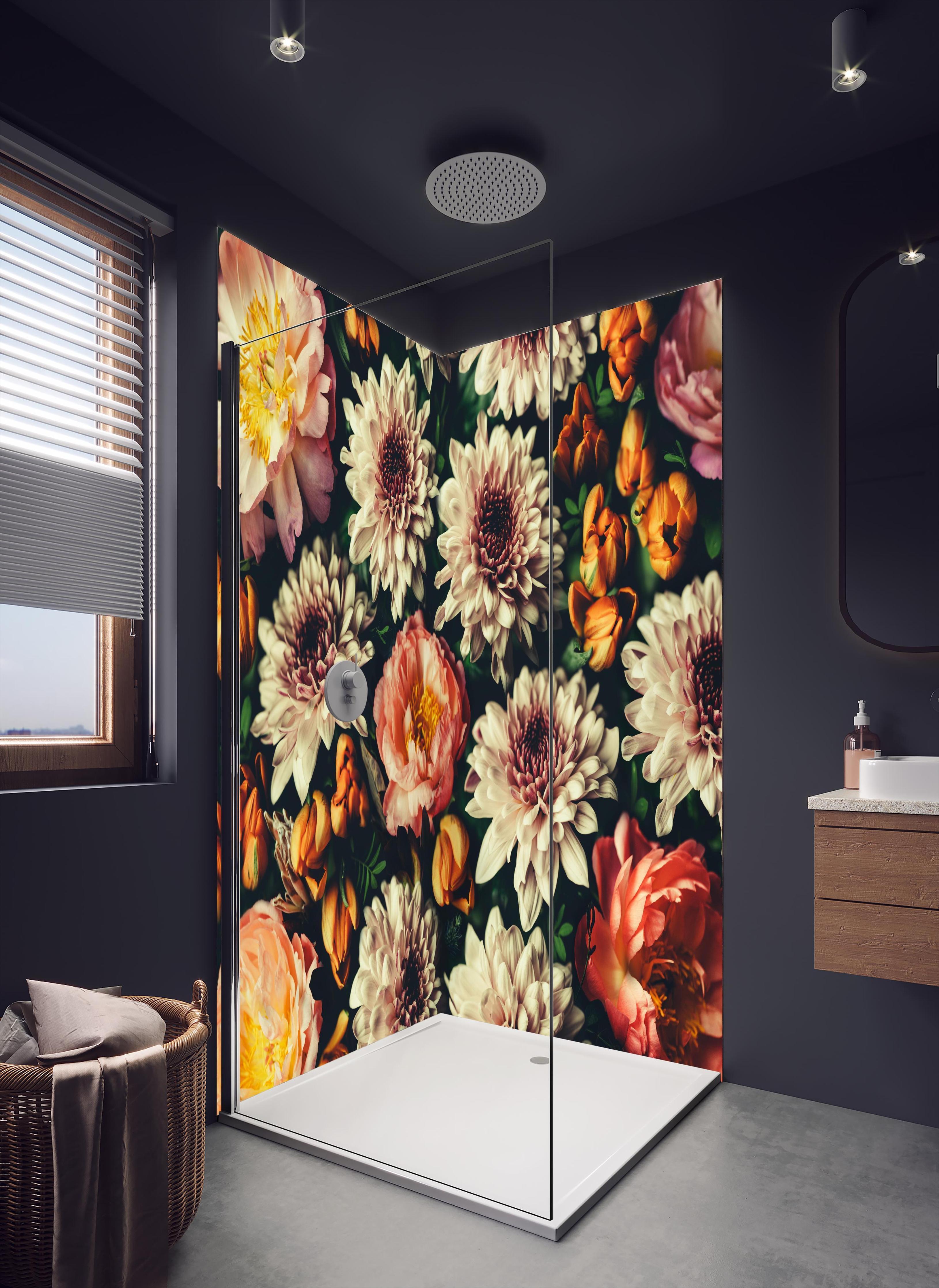 Duschrückwand - Vintage-Bouquet mit schönen Blumen in dunklem Badezimmer mit Regenduschkopf