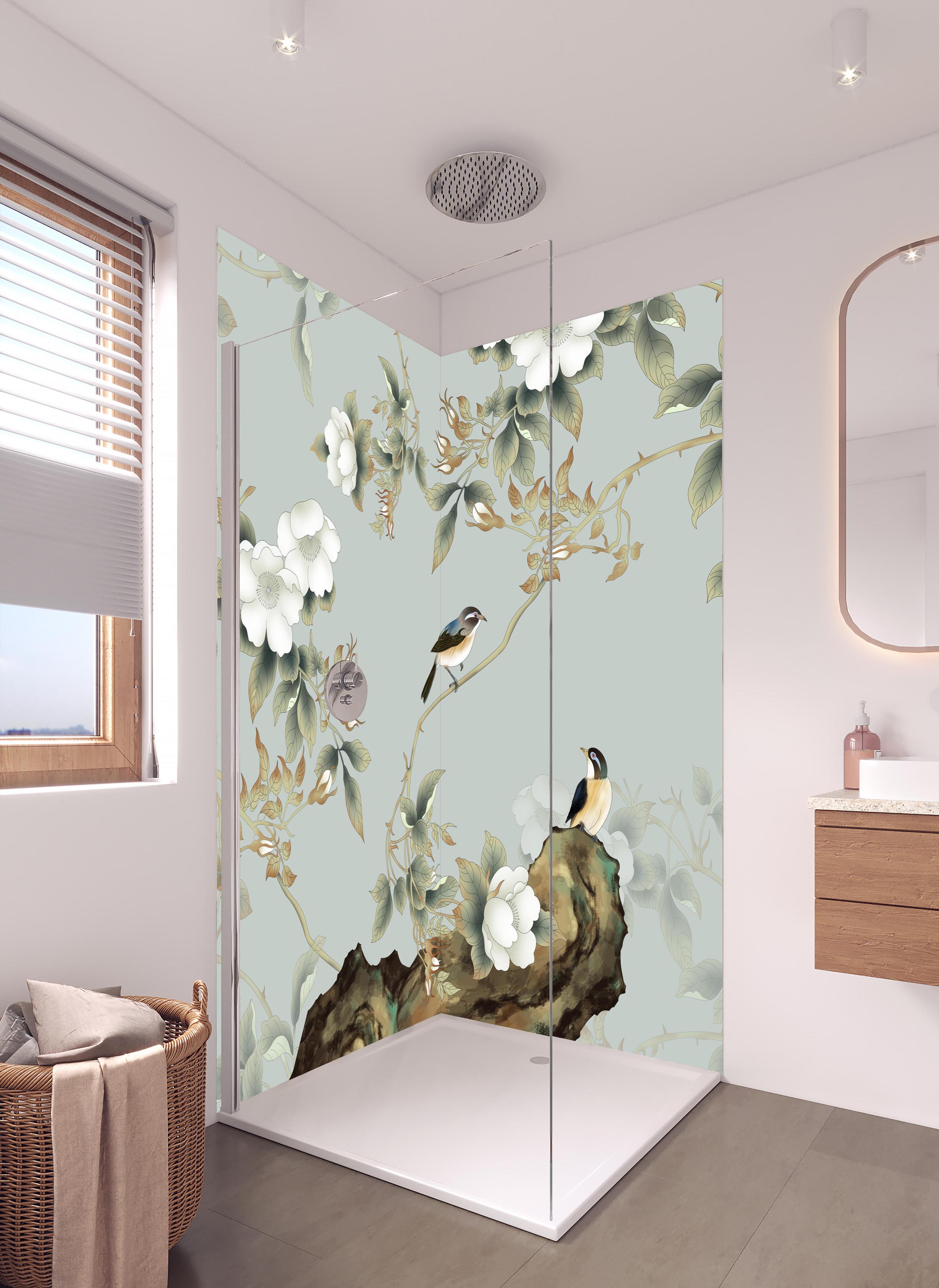 Duschrückwand - Vögel Natur Illustration auf grauem Hintergrund in hellem Badezimmer mit Regenduschkopf - zweiteilige Eck-Duschrückwand