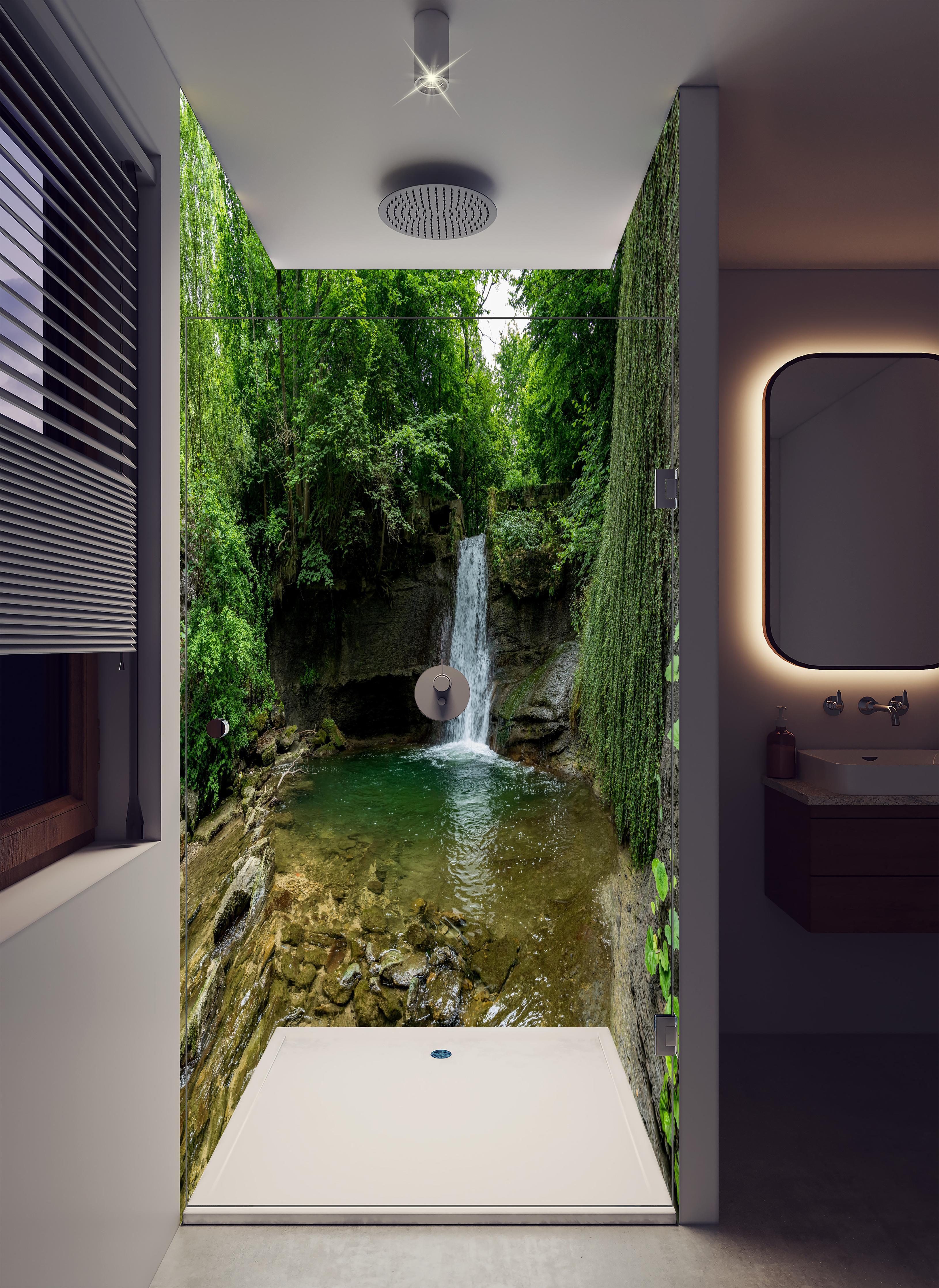 Duschrückwand - Wasserfall im Wald - Utopie in luxuriöser Dusche mit Regenduschkopf