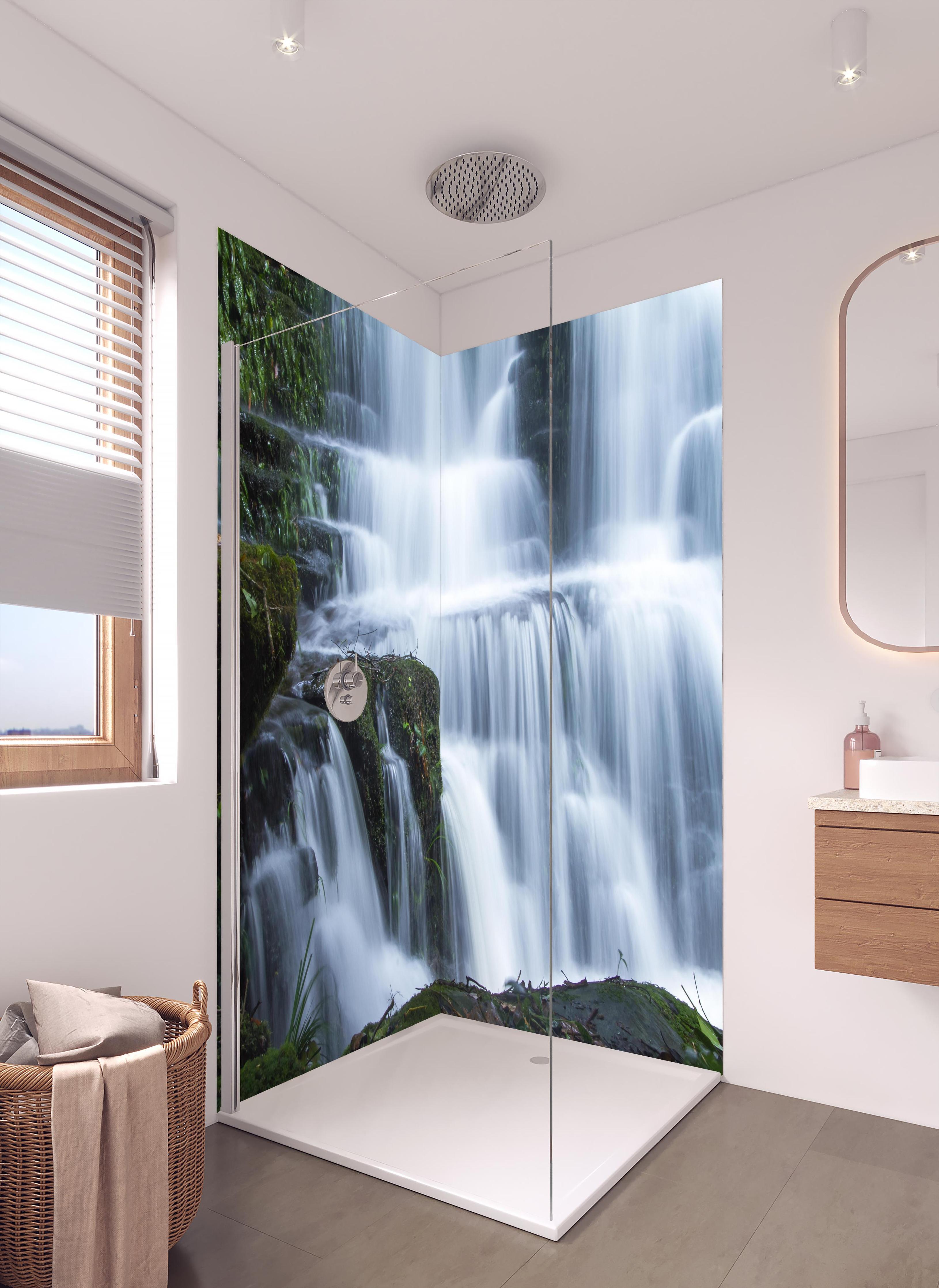 Duschrückwand - Wasserfall im Wald mit Felsen in hellem Badezimmer mit Regenduschkopf - zweiteilige Eck-Duschrückwand