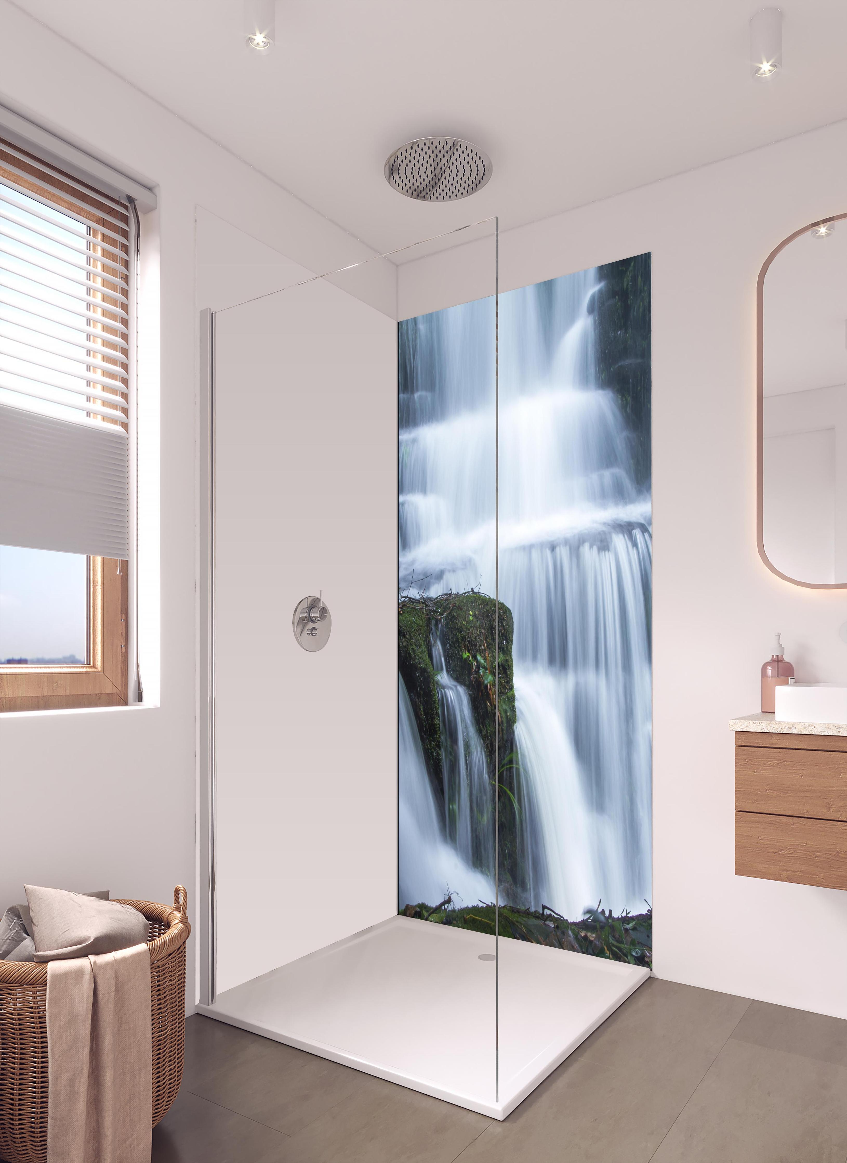 Duschrückwand - Wasserfall im Wald mit Felsen in hellem Badezimmer mit Regenduschkopf - einteilige Duschrückwand