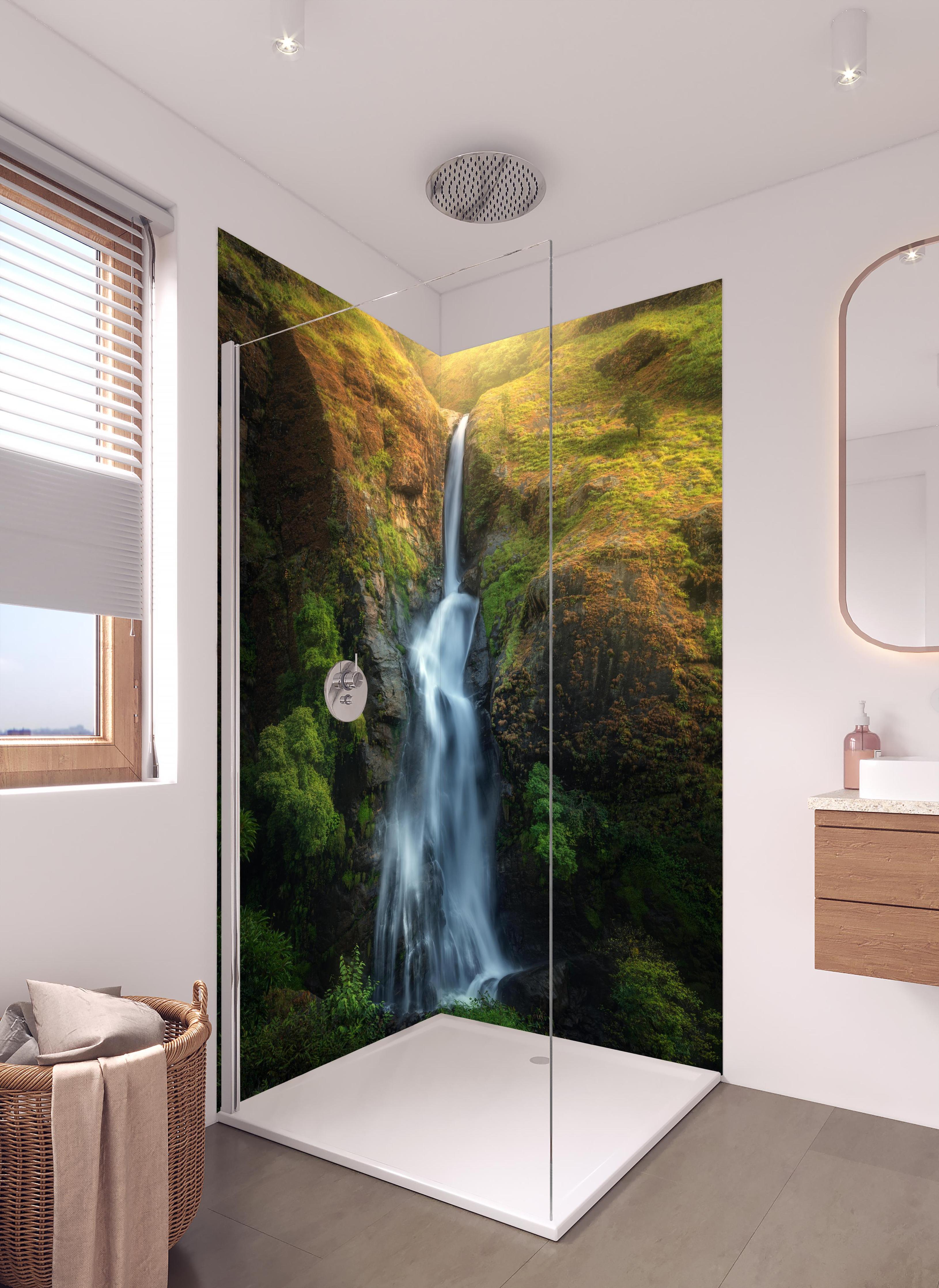 Duschrückwand - Wasserfall im Wald von Nepal in hellem Badezimmer mit Regenduschkopf - zweiteilige Eck-Duschrückwand