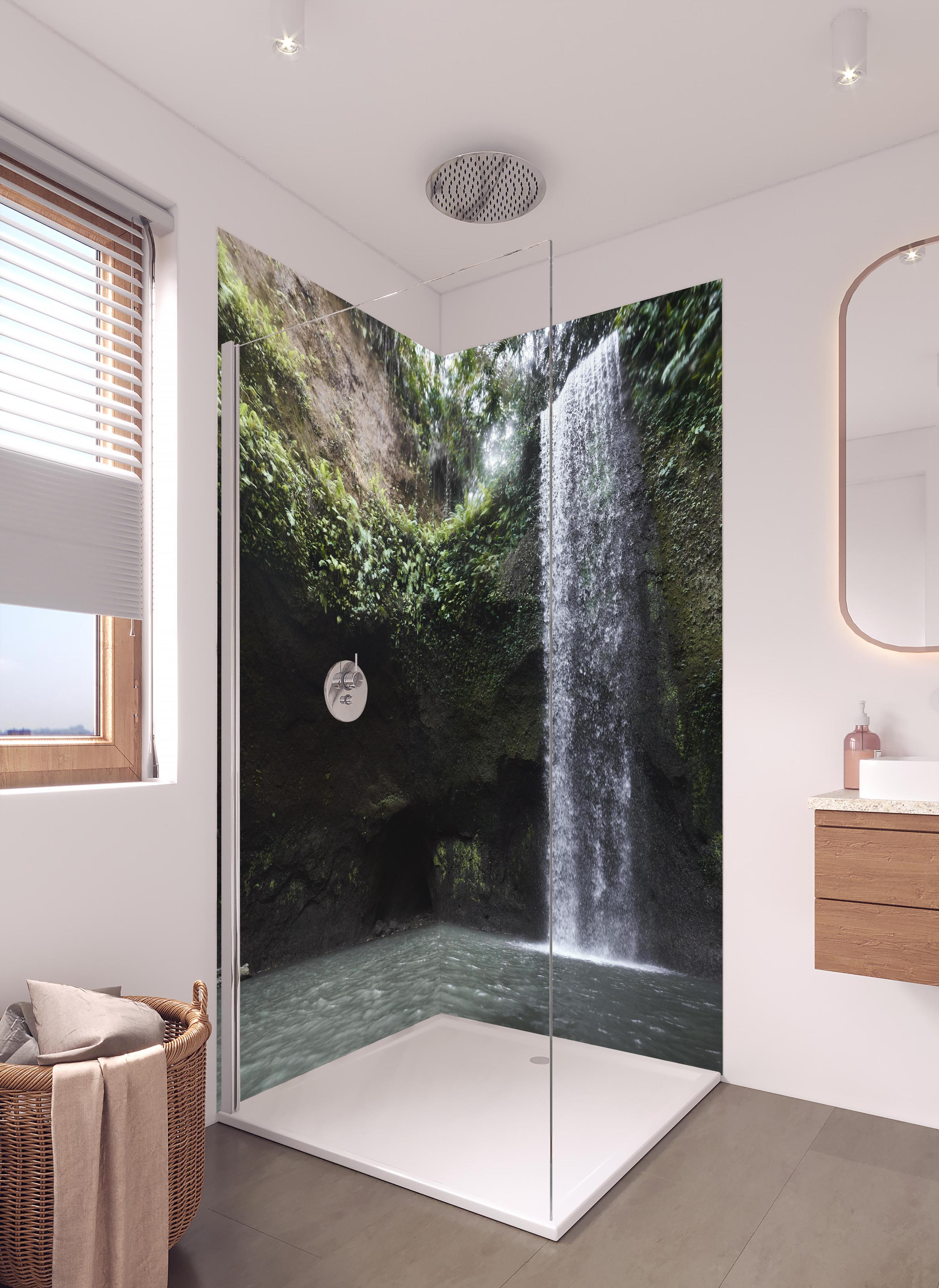 Duschrückwand - Wasserfall in Bali im Herbst in hellem Badezimmer mit Regenduschkopf - zweiteilige Eck-Duschrückwand