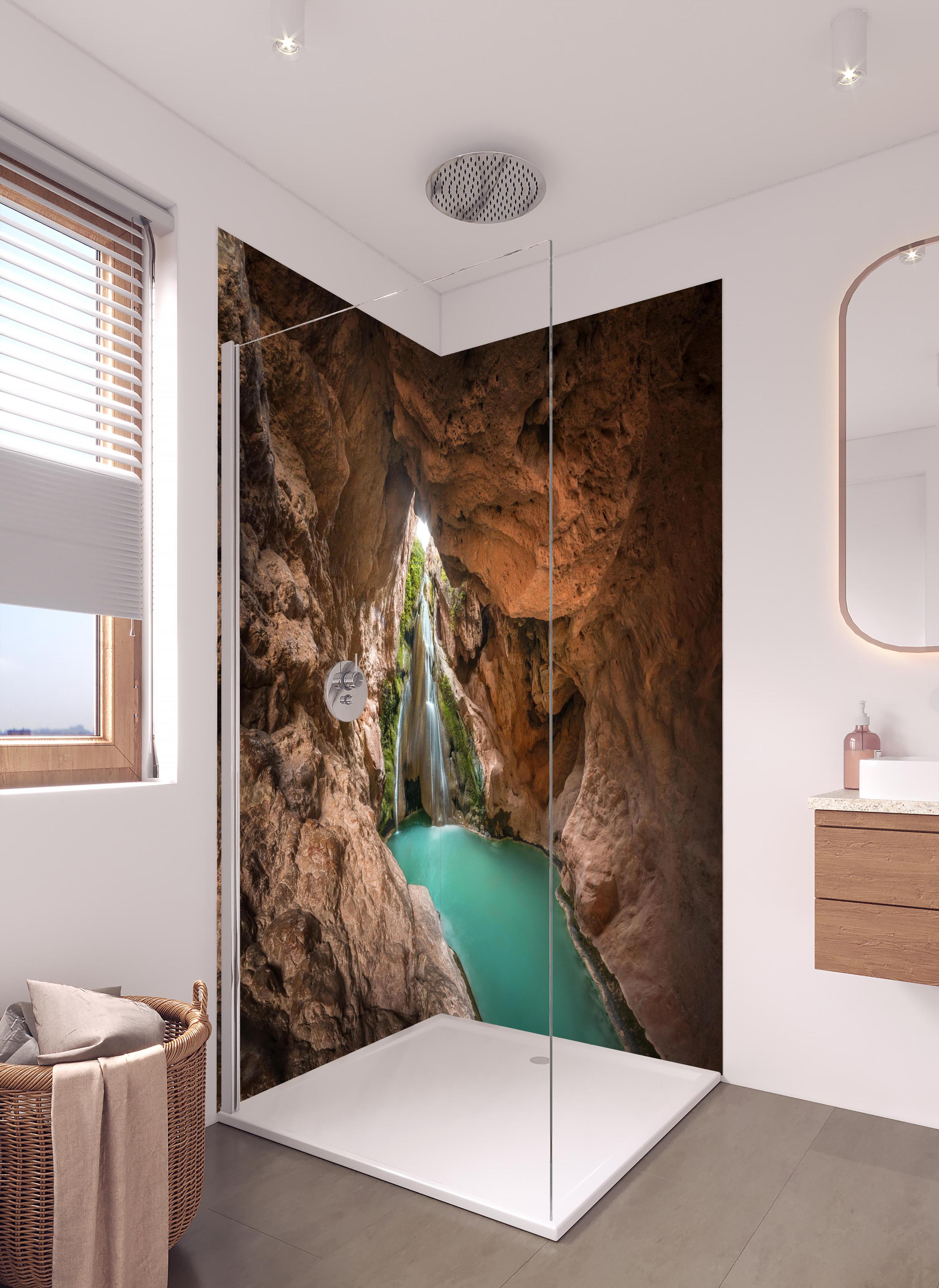 Duschrückwand - Wasserfall in Höhle mit See in Valencia in hellem Badezimmer mit Regenduschkopf - zweiteilige Eck-Duschrückwand