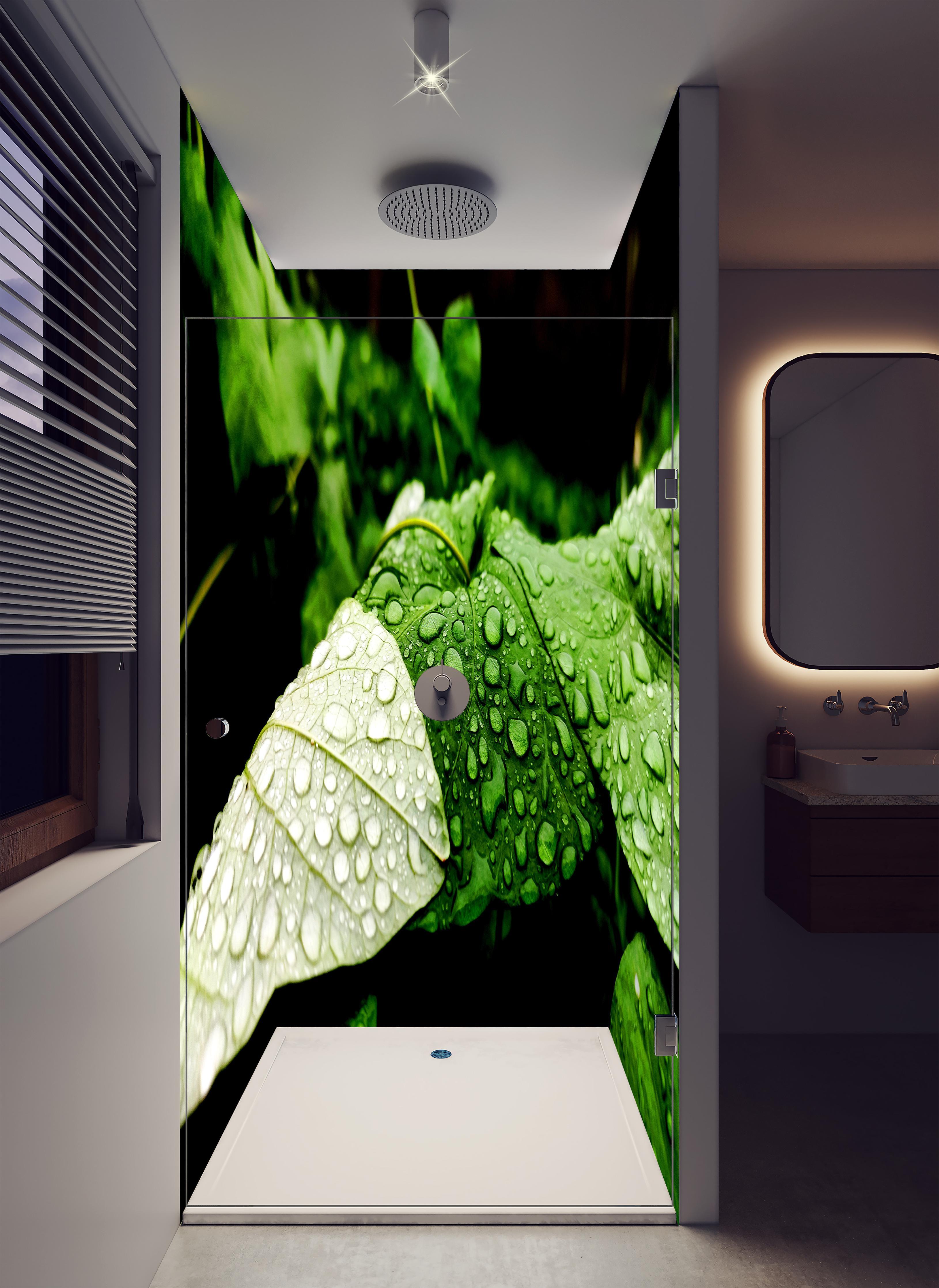 Duschrückwand - Wassertropfen auf einem Blatt in luxuriöser Dusche mit Regenduschkopf