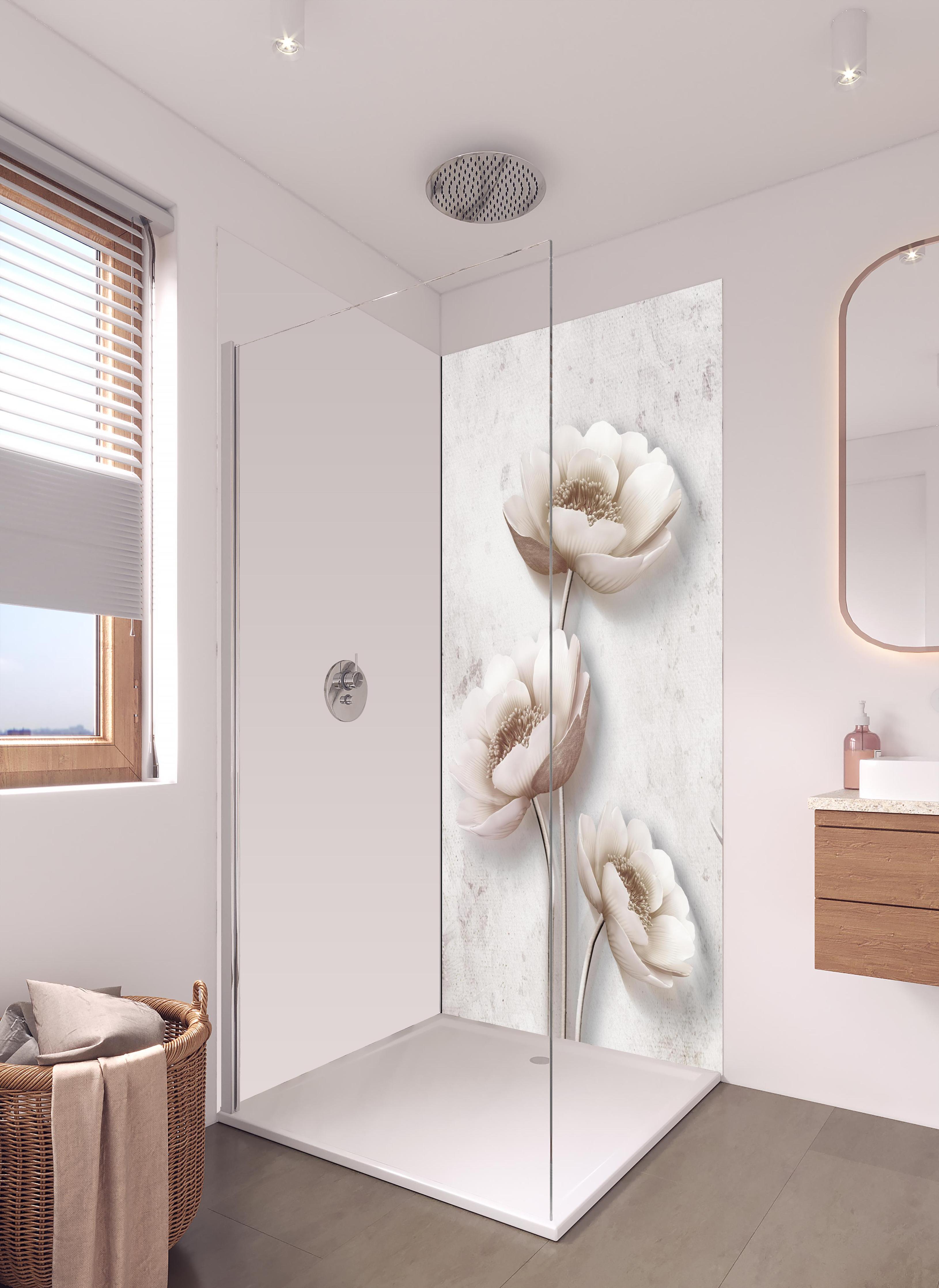 Duschrückwand - Weiße Blume Retrostil in hellem Badezimmer mit Regenduschkopf - einteilige Duschrückwand