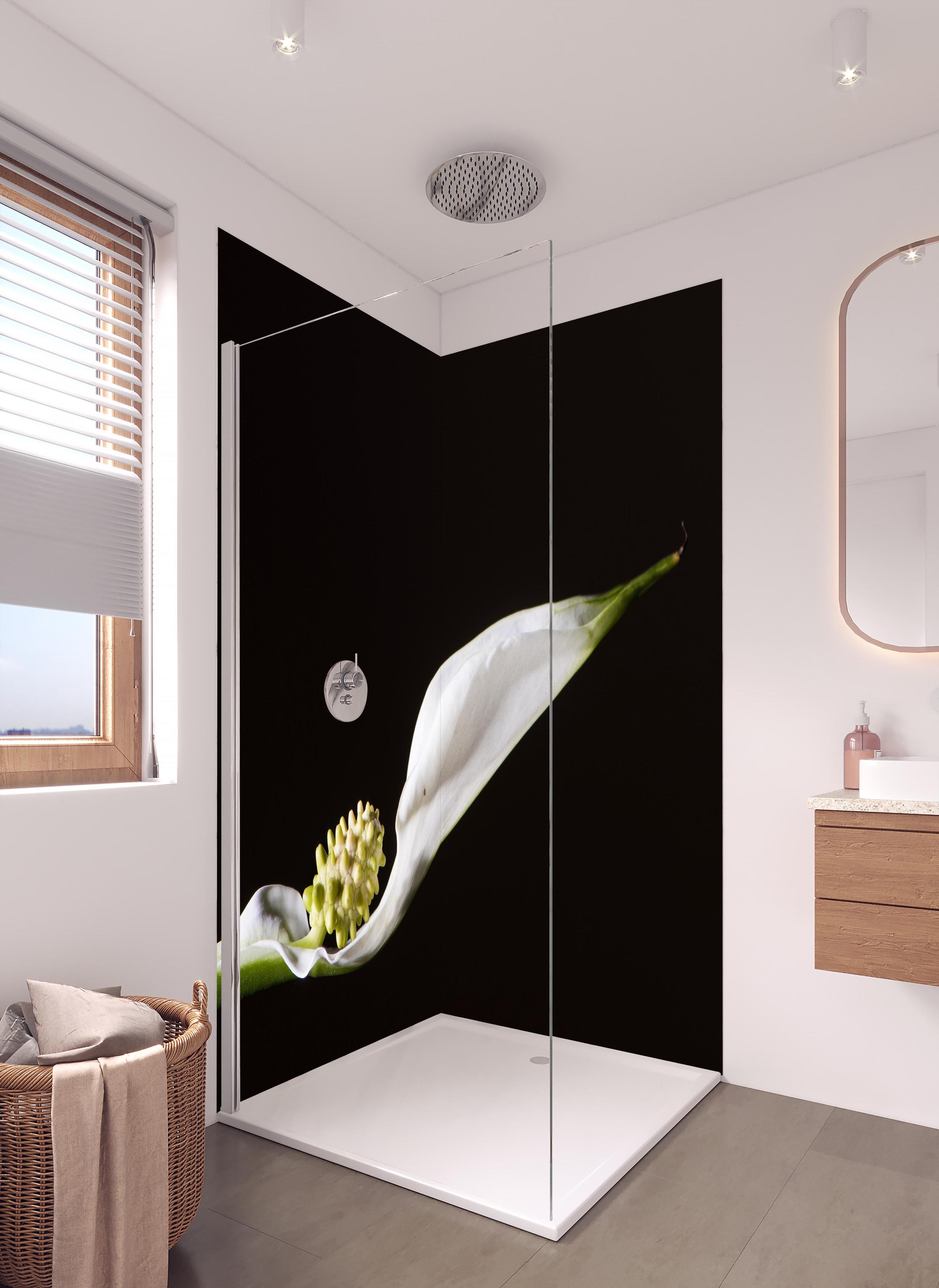 Duschrückwand - Weiße Blume auf schwarzem Hintergrund in hellem Badezimmer mit Regenduschkopf - zweiteilige Eck-Duschrückwand
