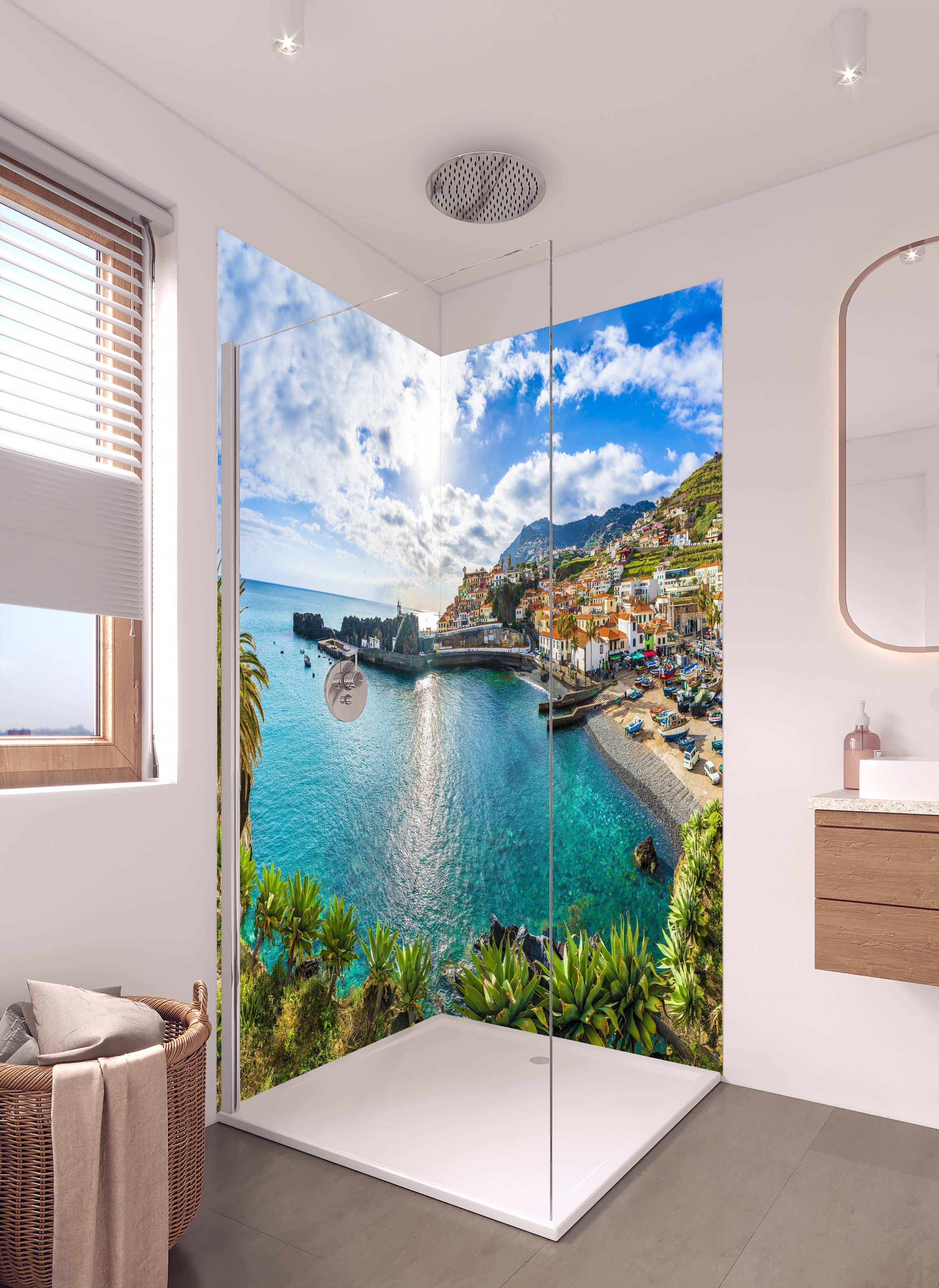 Duschrückwand - Wunderschöne Landschaft - Camara de Lobos in hellem Badezimmer mit Regenduschkopf - zweiteilige Eck-Duschrückwand